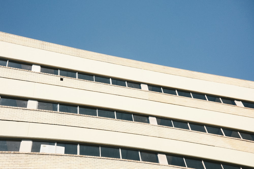 Una vista de ángulo bajo de un edificio