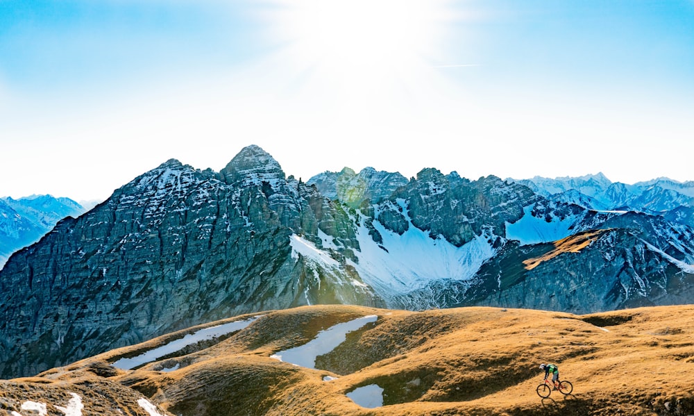 une personne à vélo sur une montagne