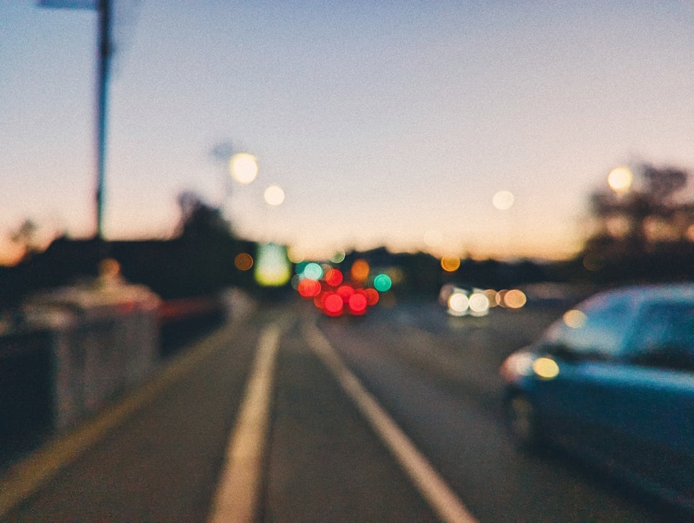 Ein verschwommenes Bild einer Straße mit Autos darauf