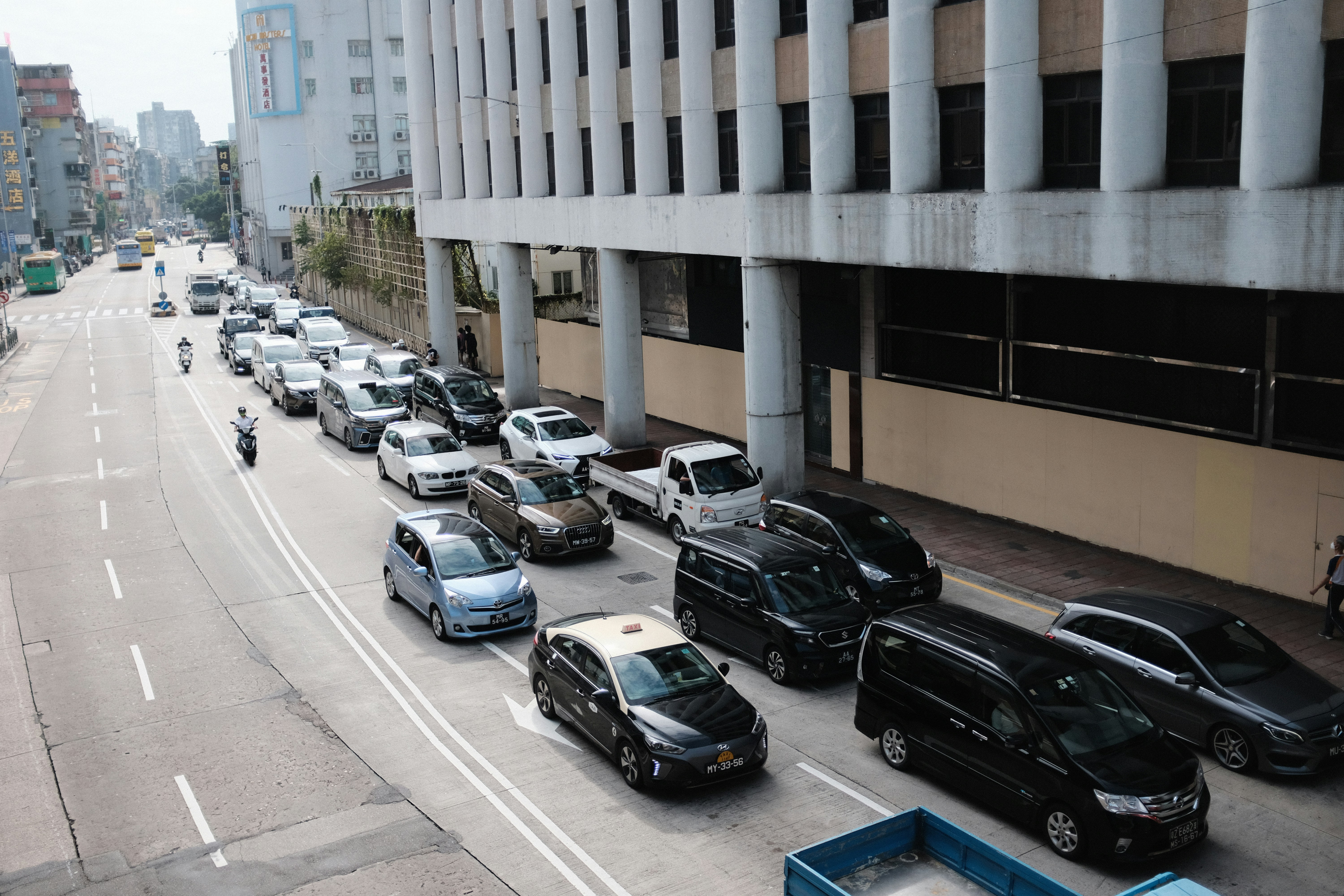 Diversos tipos de vehículos comerciales en una calle de Miami incluyendo camioneta de trabajo, food truck, camión de reparto y van de servicios - póliza de seguro de automóvil comercial