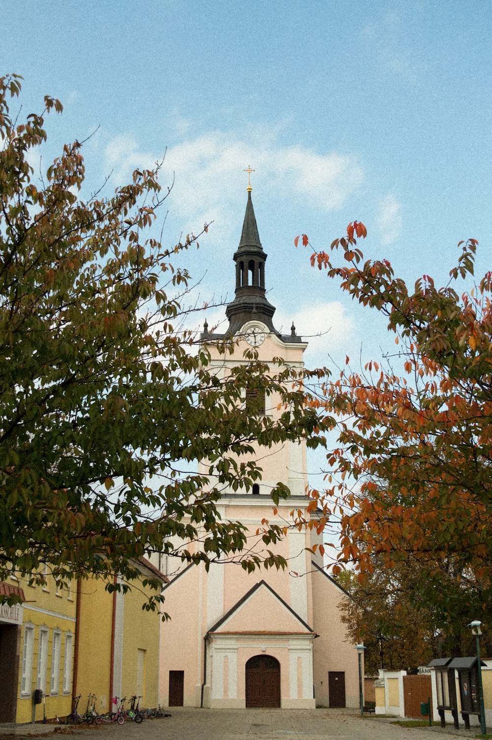 Una iglesia con campanario