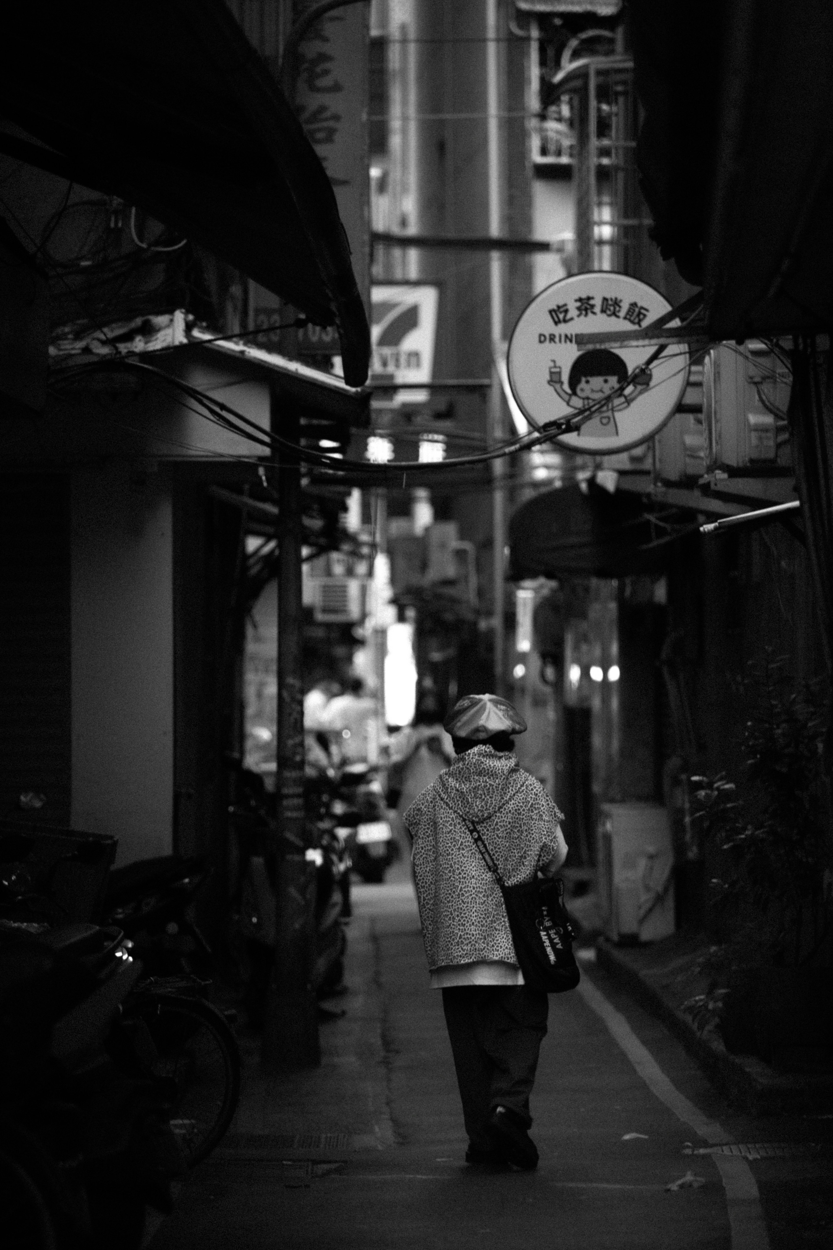 사람이 보도를 걸어 내려 간다 사진 – Unsplash의 무료 도시 이미지