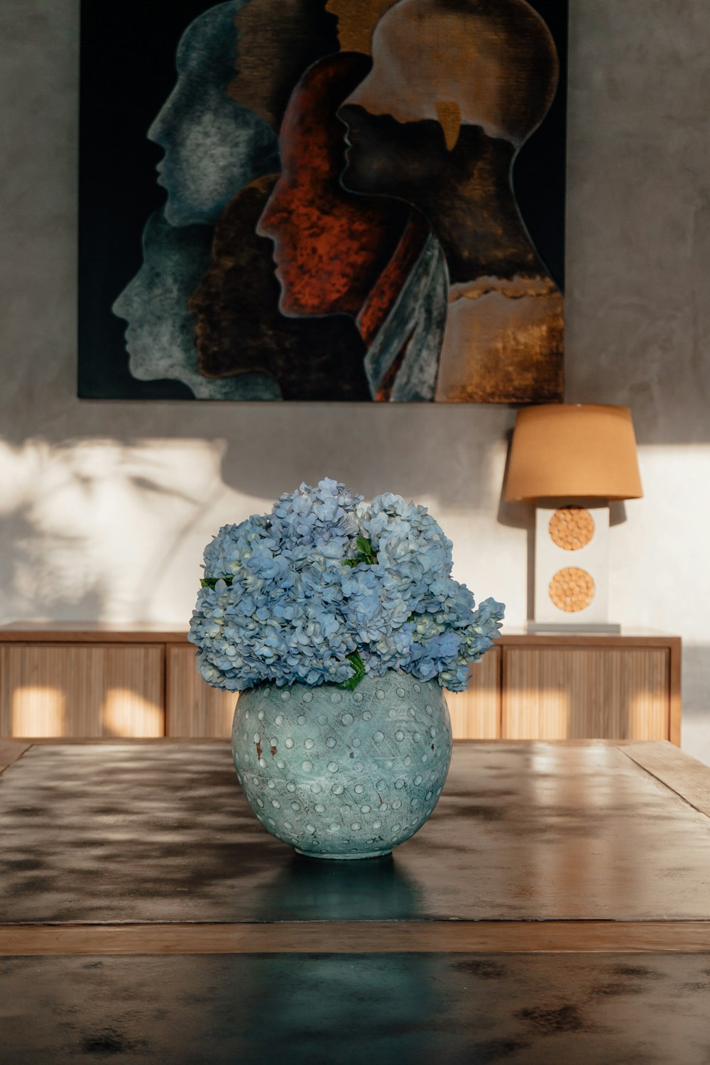 eine blaue Vase mit Blumen