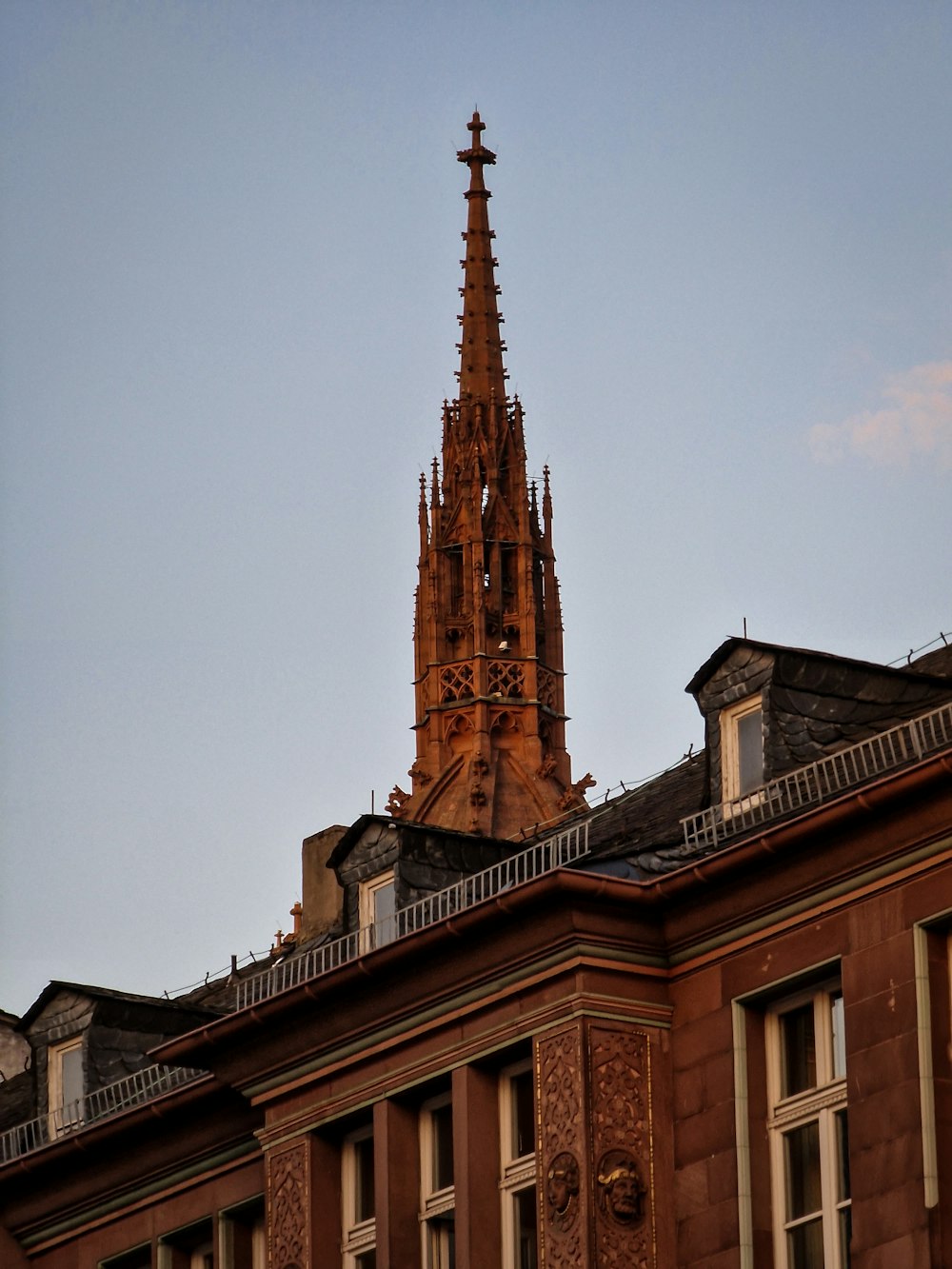 Un grand bâtiment avec une tour de l’horloge