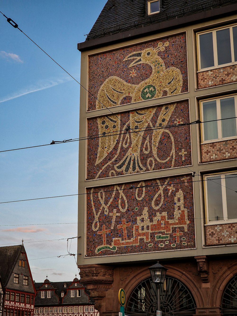 Un edificio con un mural