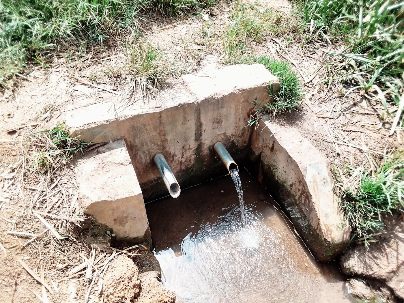 Tubulação de drenagem pluvial em valeta