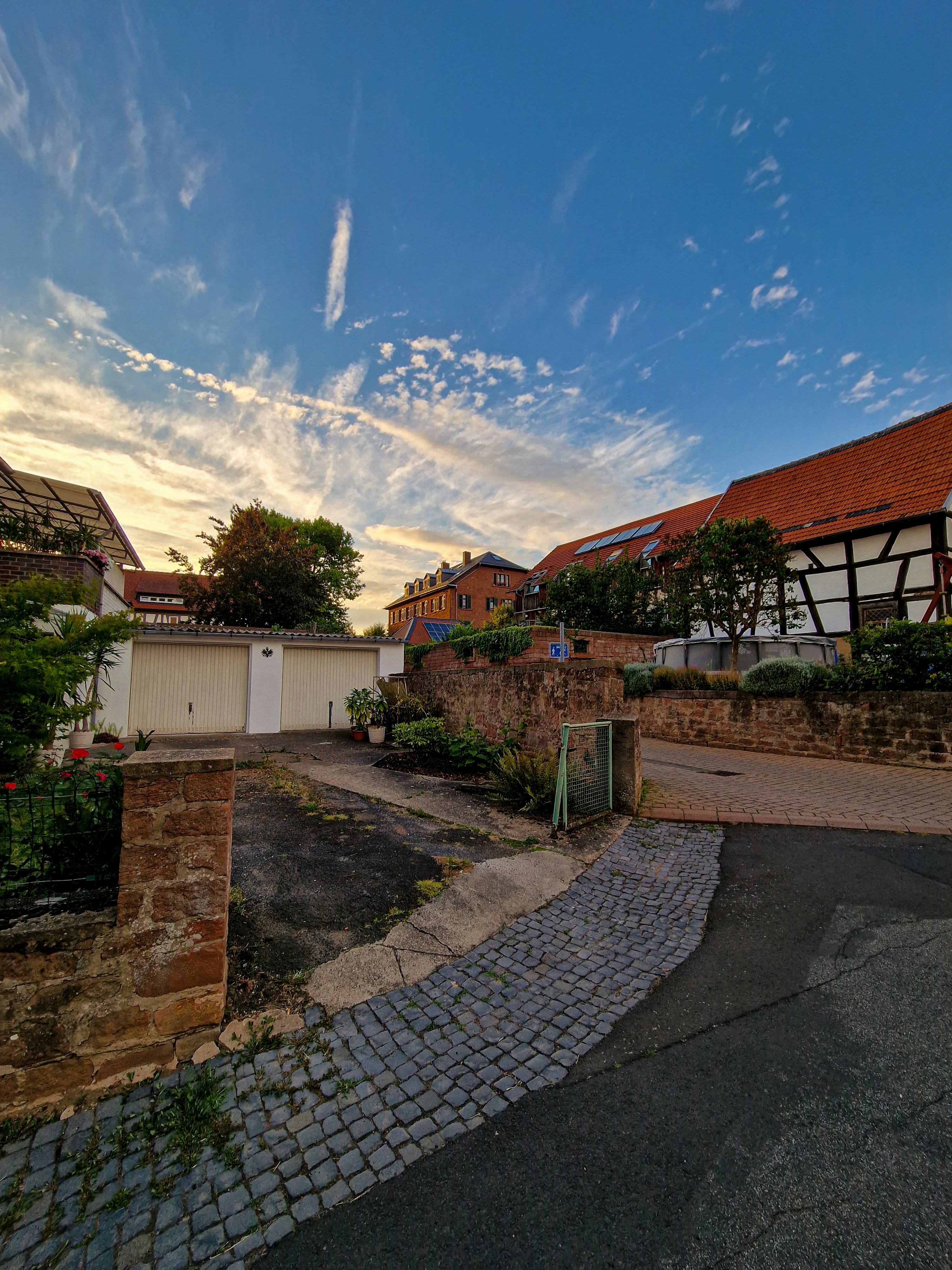 建物と木々が脇にある道路