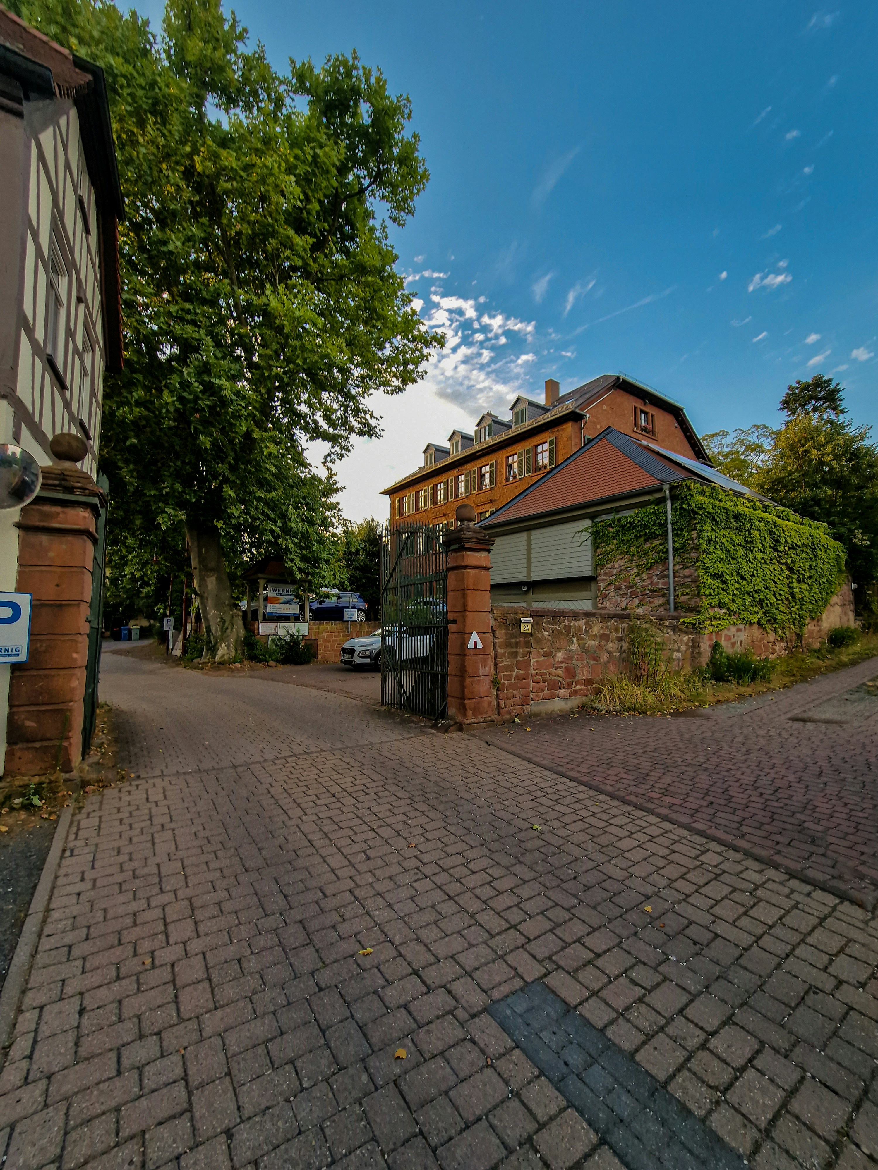 門と建物が脇にあるレンガ造りの道