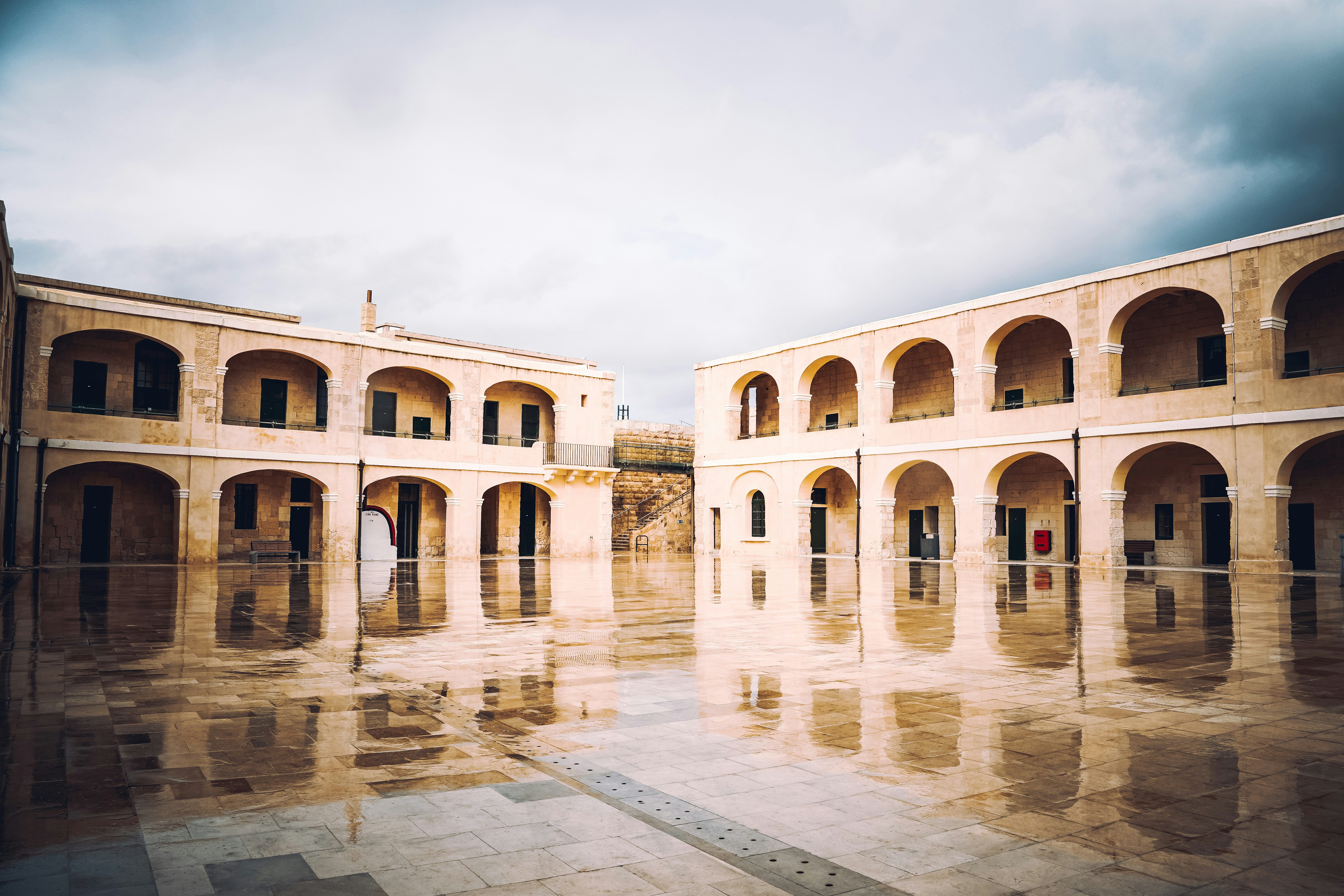 アーチと建物を背景にした大きな中庭