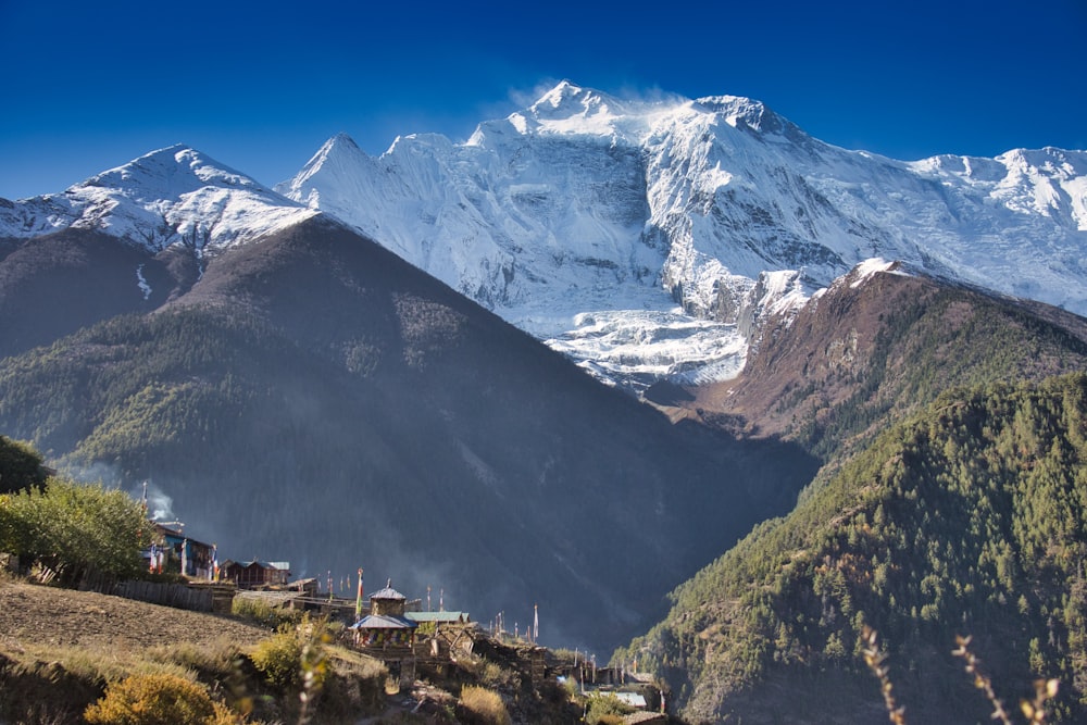 Un edificio su una montagna