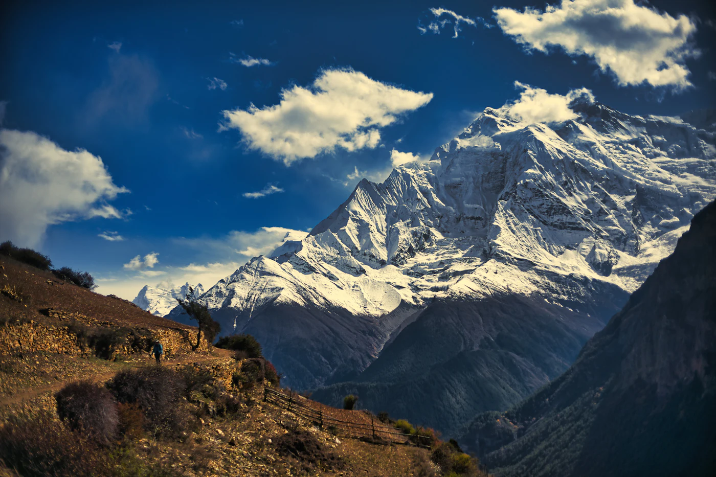 Schneebedeckte Achttausender des Annapurna-Massivs über Nepal