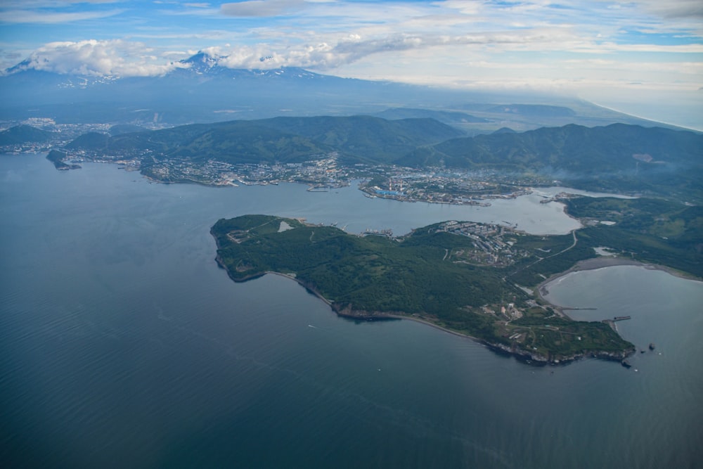 uma vista aérea de uma cidade