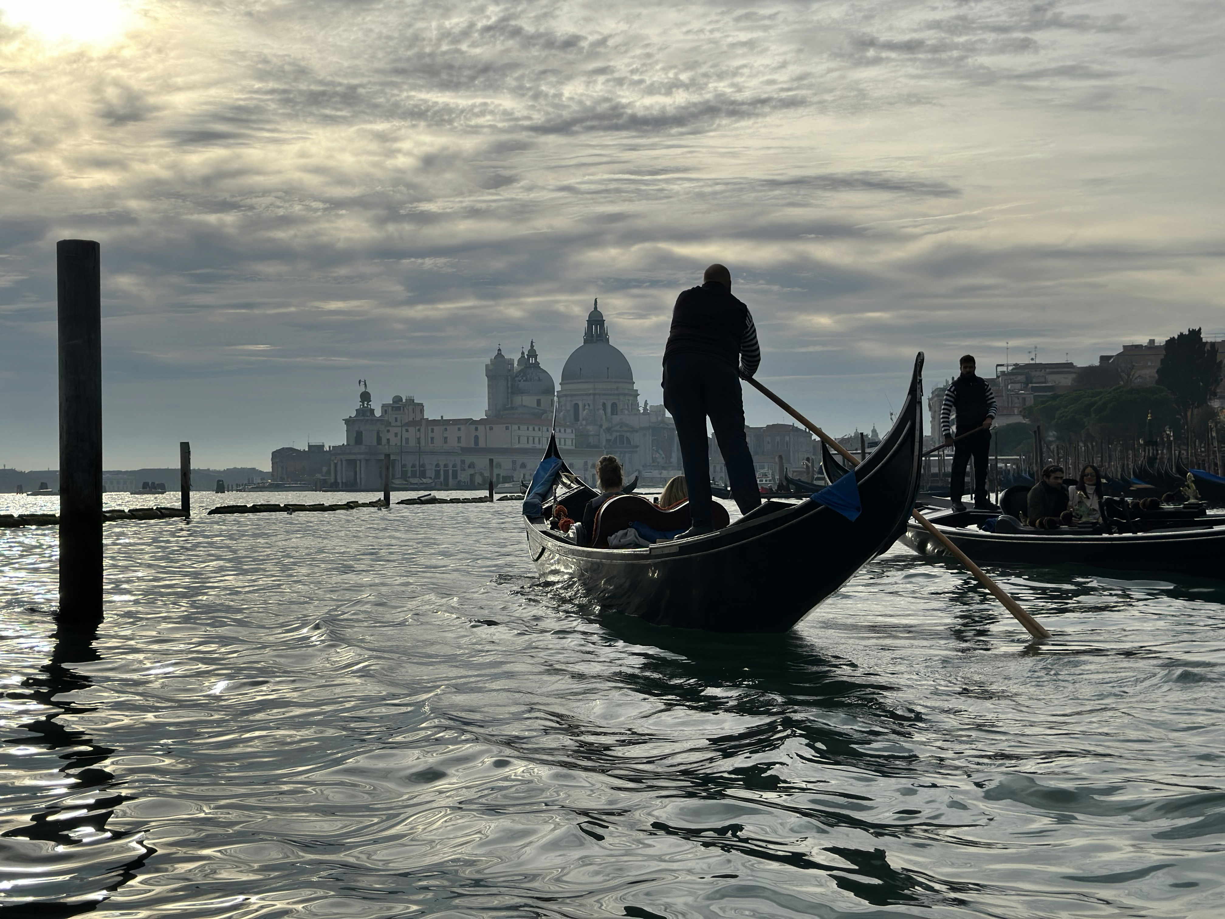 A boat with people in it photo – Free Venezia Image on Unsplash