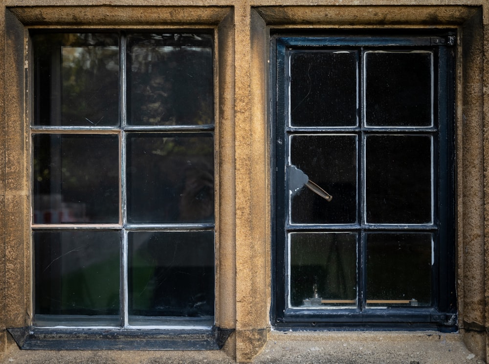 Una finestra con un vetro rotto foto – Oxford Immagine gratuita su Unsplash