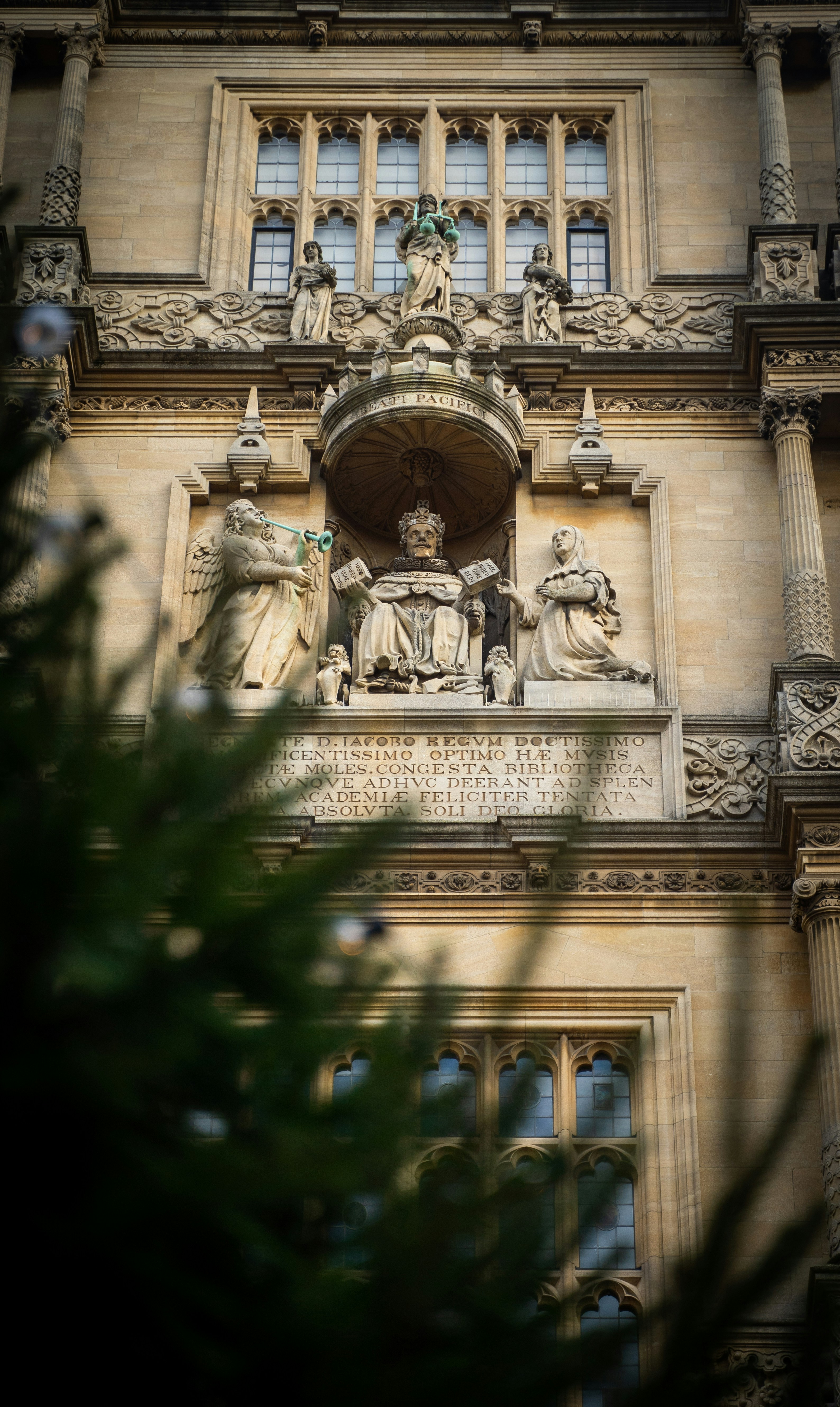 Un bâtiment avec des statues à l’extérieur
