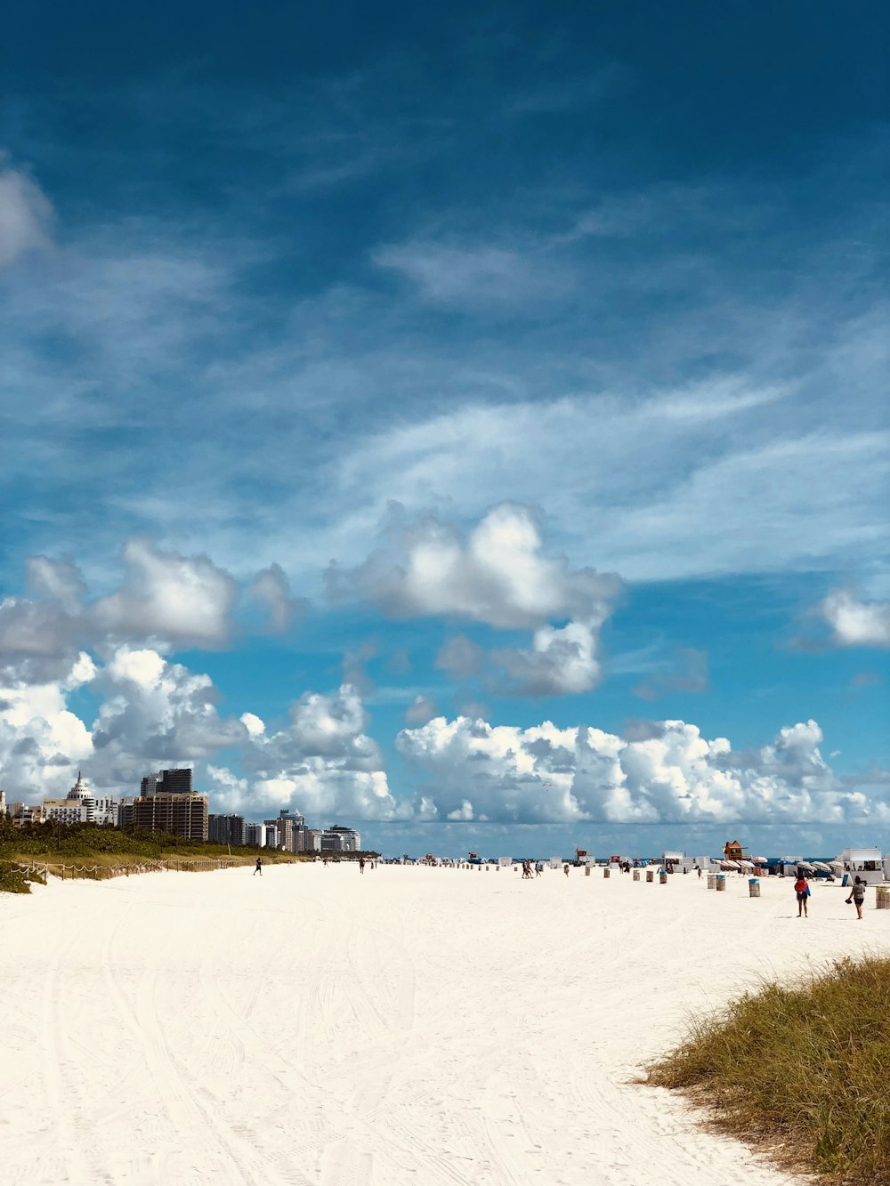 Una playa con gente caminando por ella