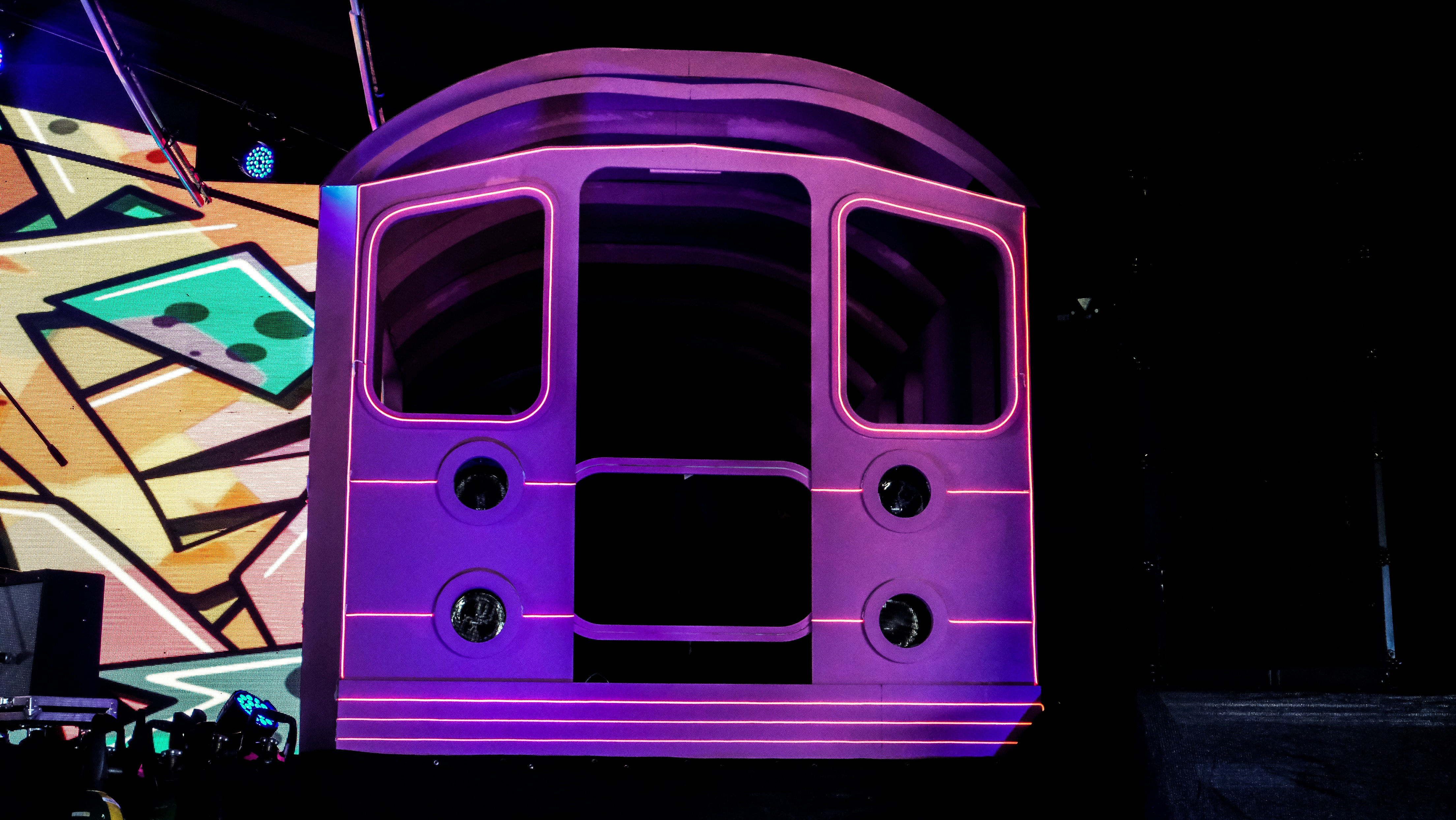 검은색 배경의 보라색 자동차