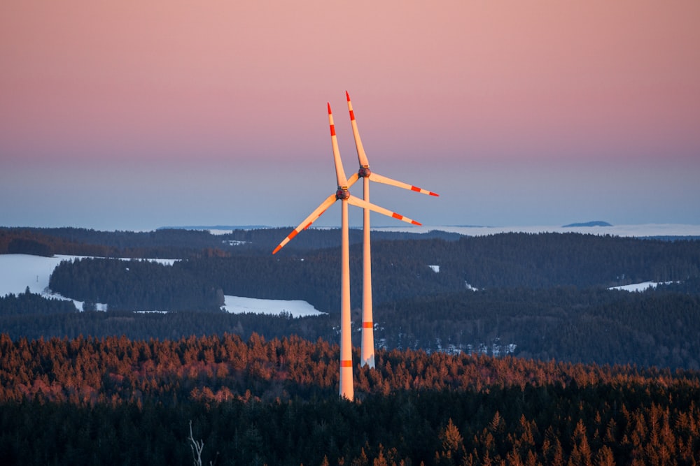 Ein großes Kreuz auf einem Hügel