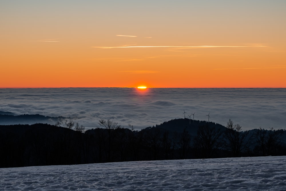 Ein Sonnenuntergang über einer verschneiten Landschaft