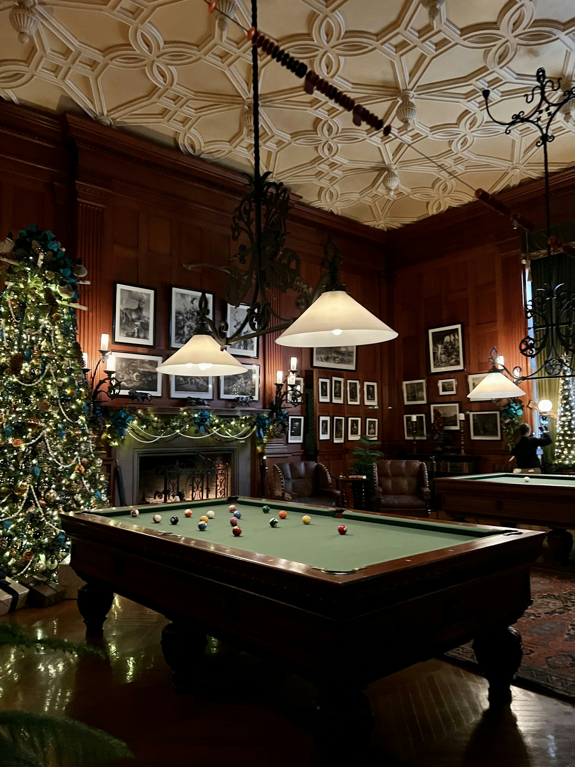 gray computer monitor