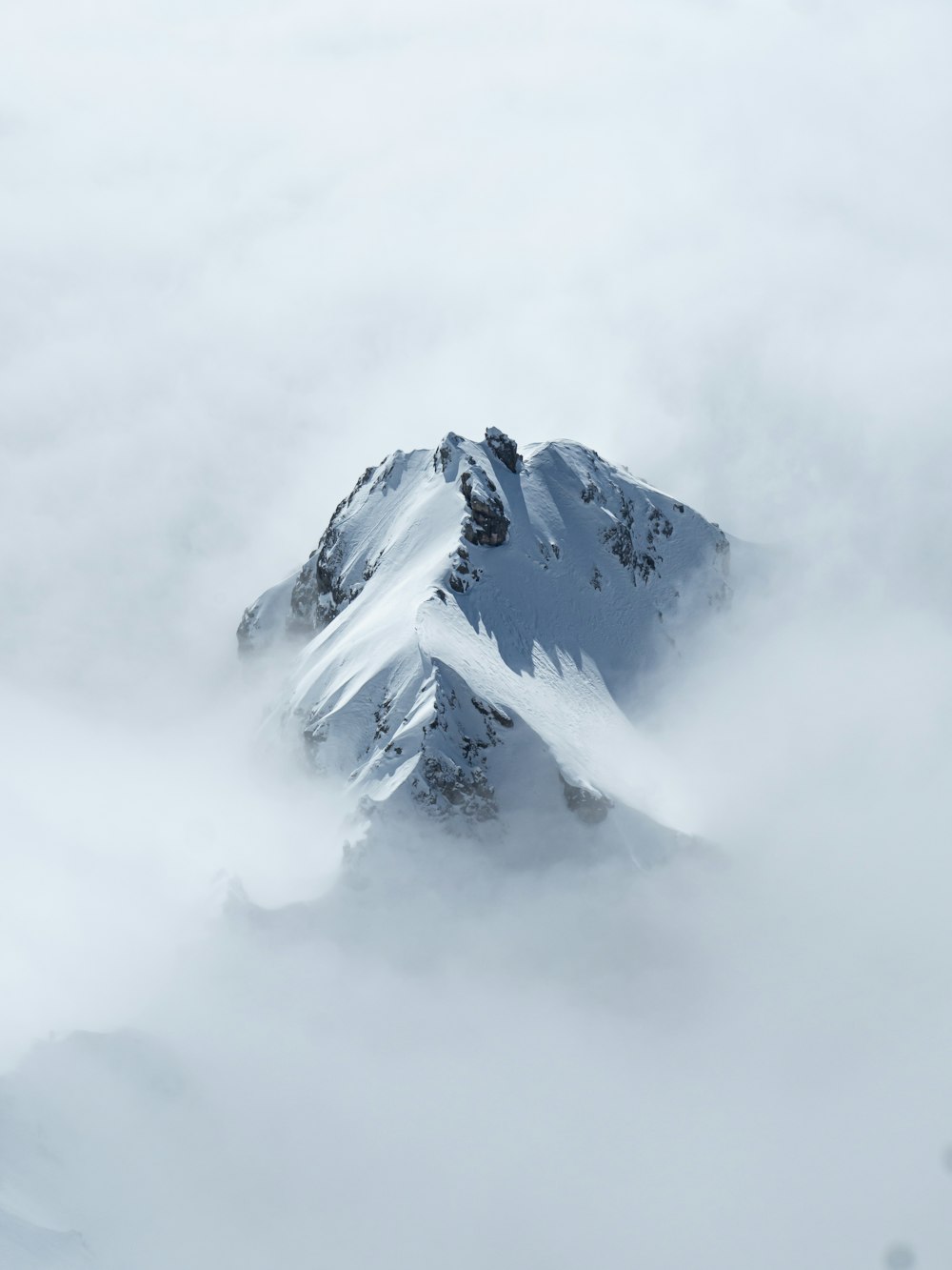una montagna coperta di neve