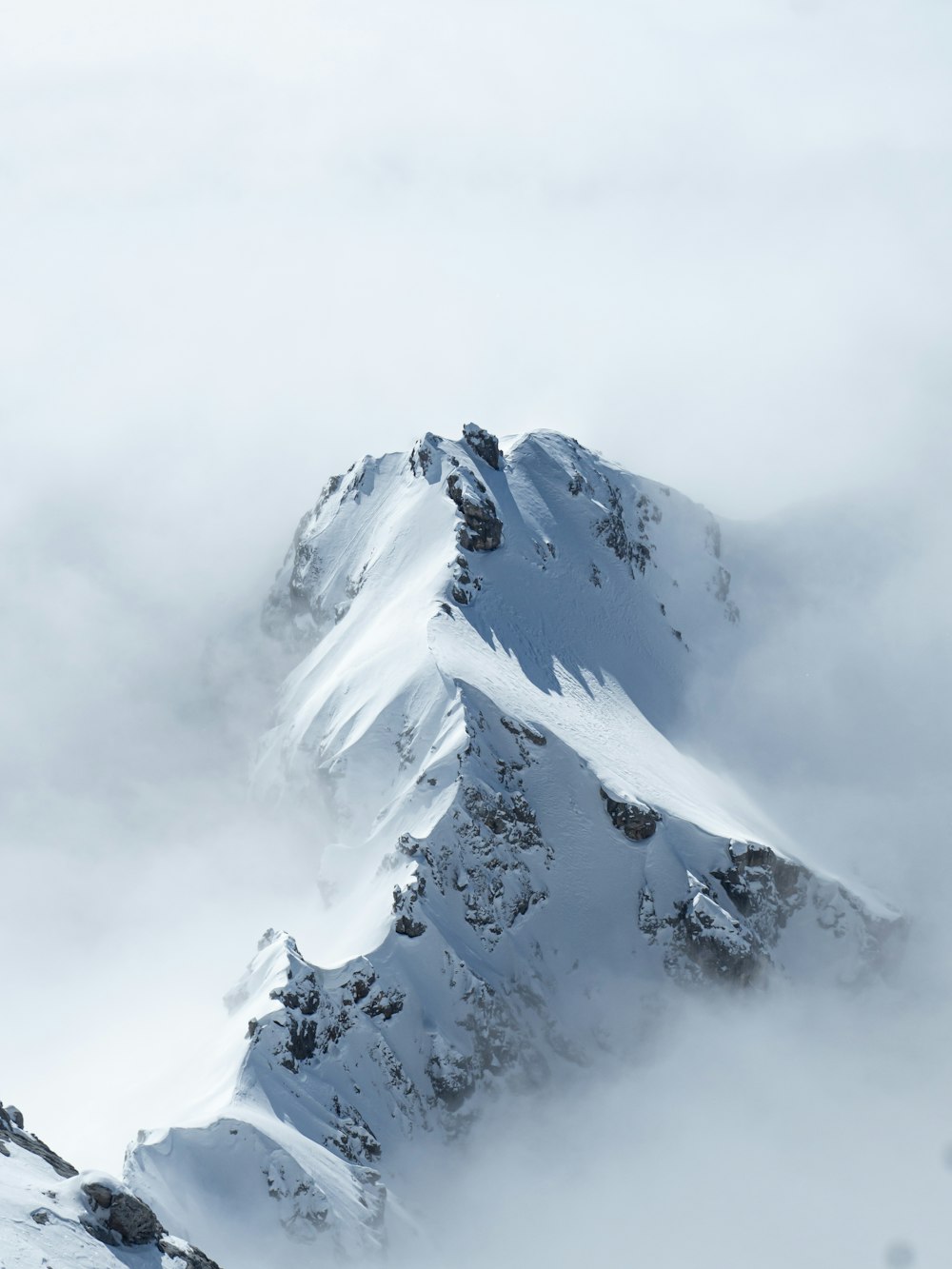 uma montanha coberta de neve