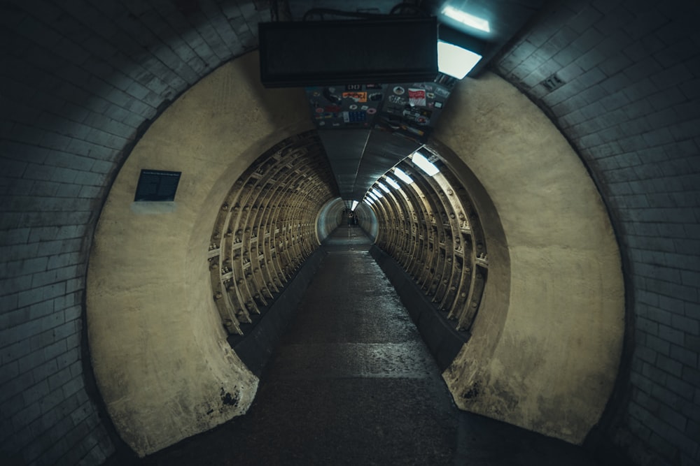 Un túnel con una escalera