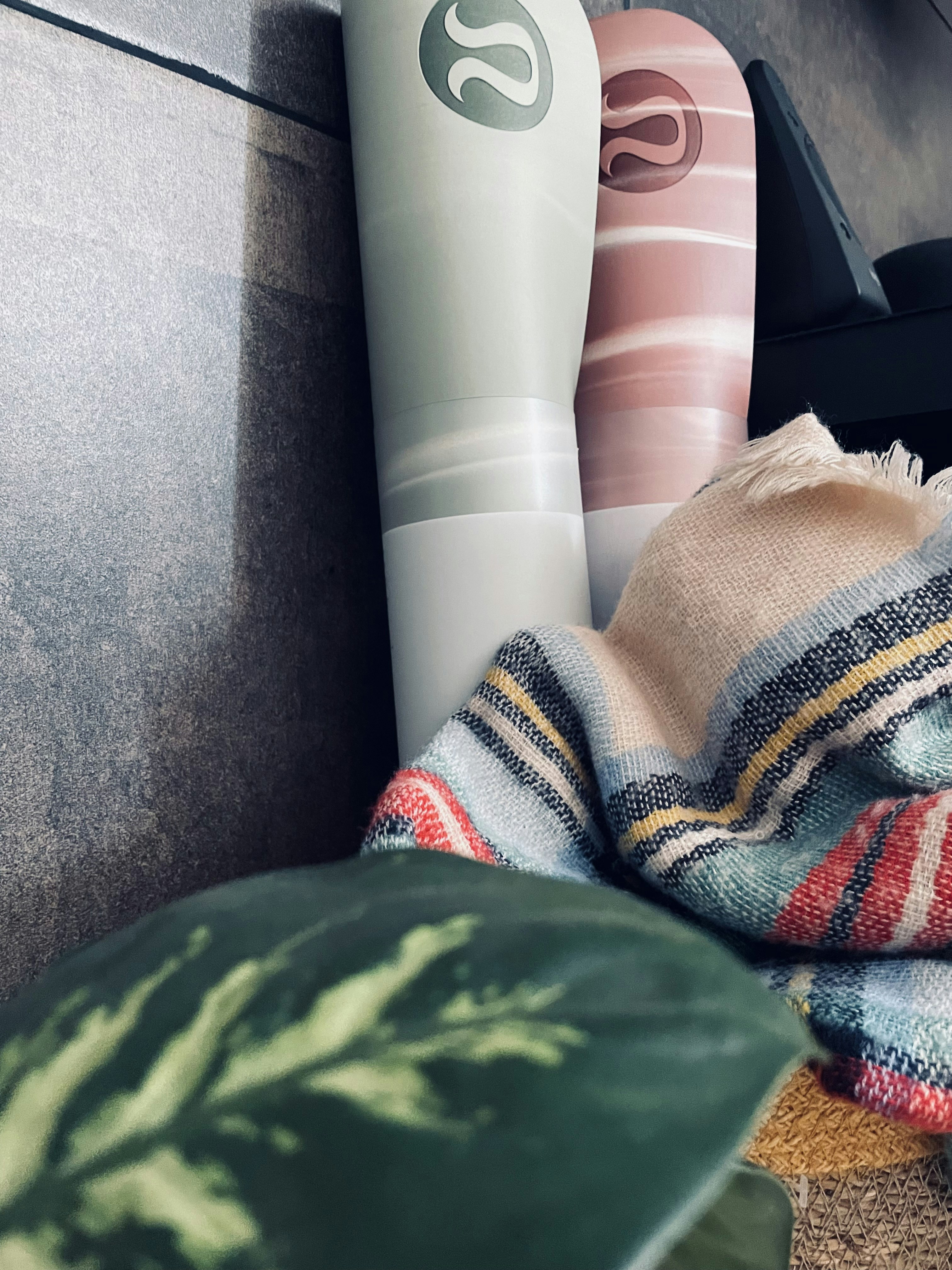 os pés de uma pessoa com uma meia nos pés