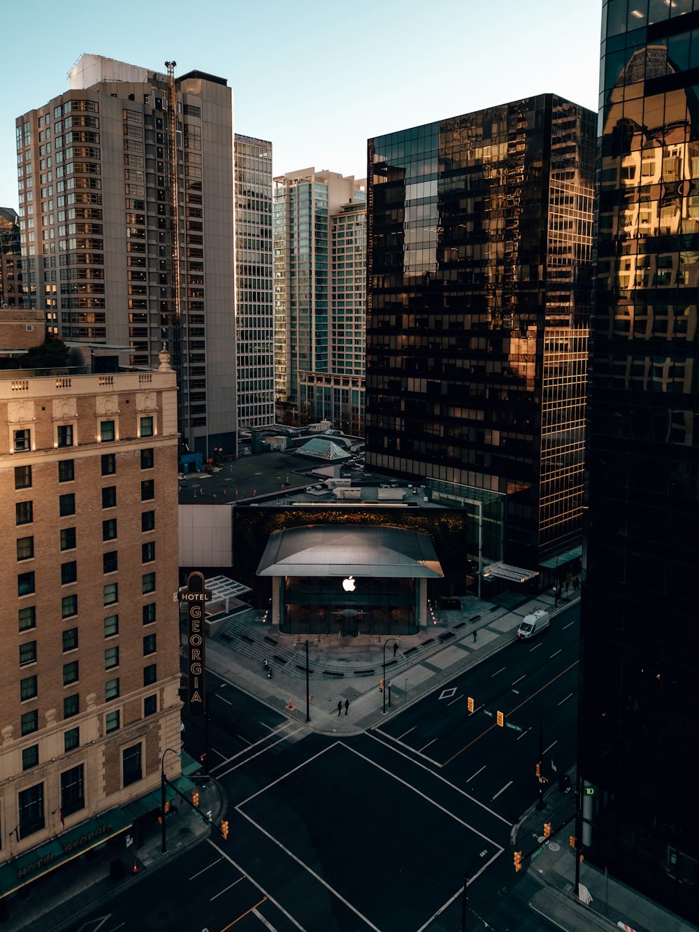 uma cidade com edifícios altos