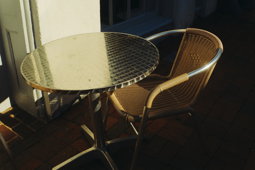 une table et des chaises sur un patio