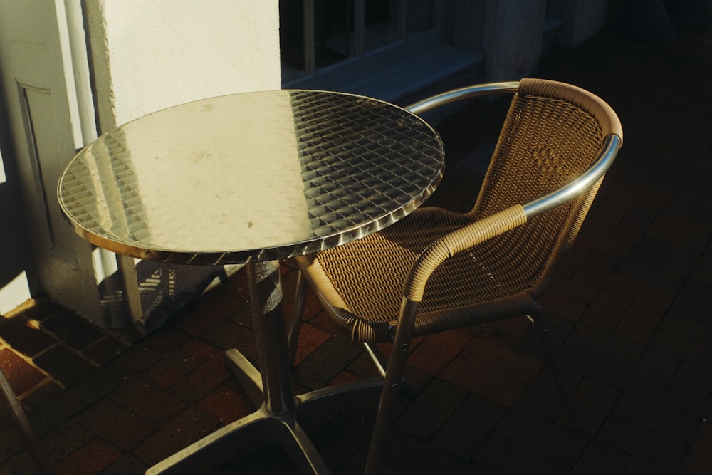 una mesa y sillas en un patio