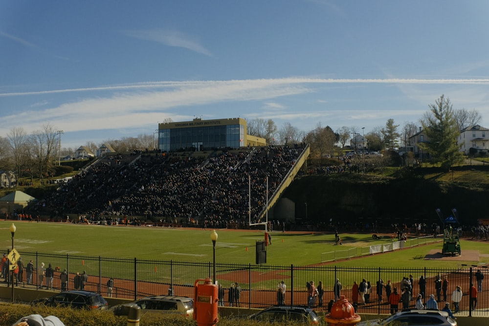 uma grande multidão de pessoas em um campo de futebol