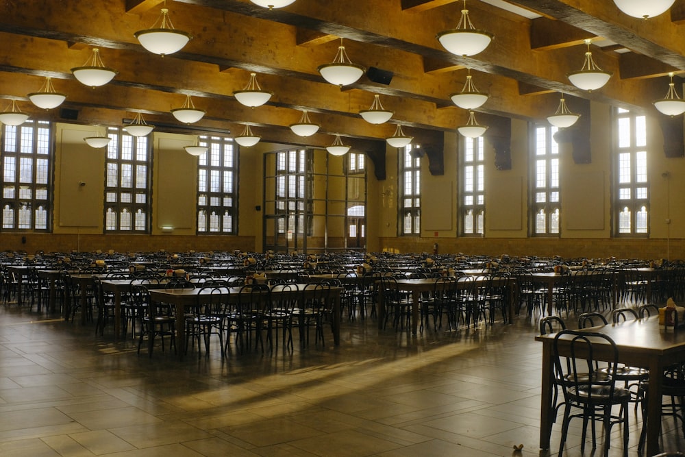 une grande salle avec tables et chaises