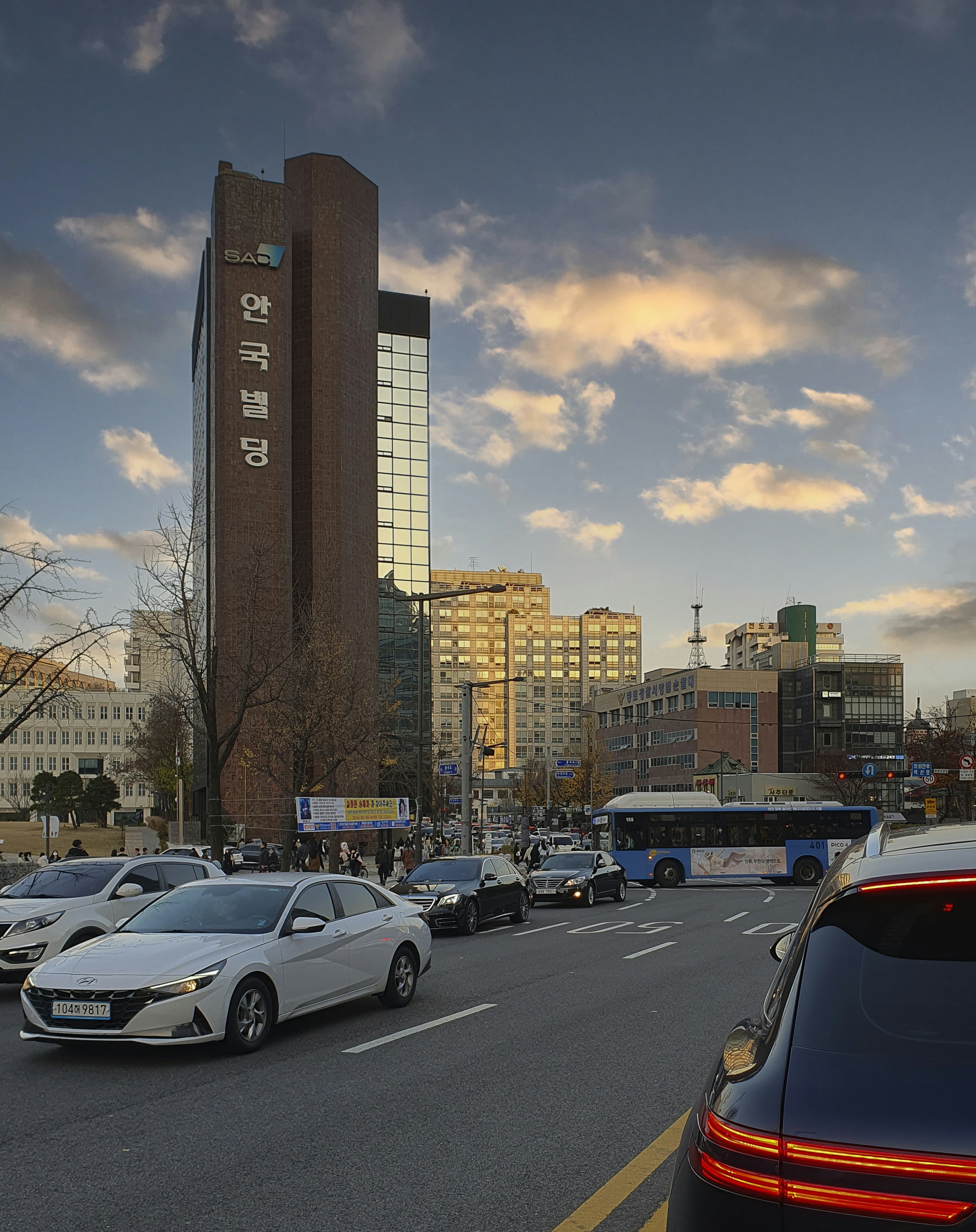 Una calle de la ciudad con coches y edificios
