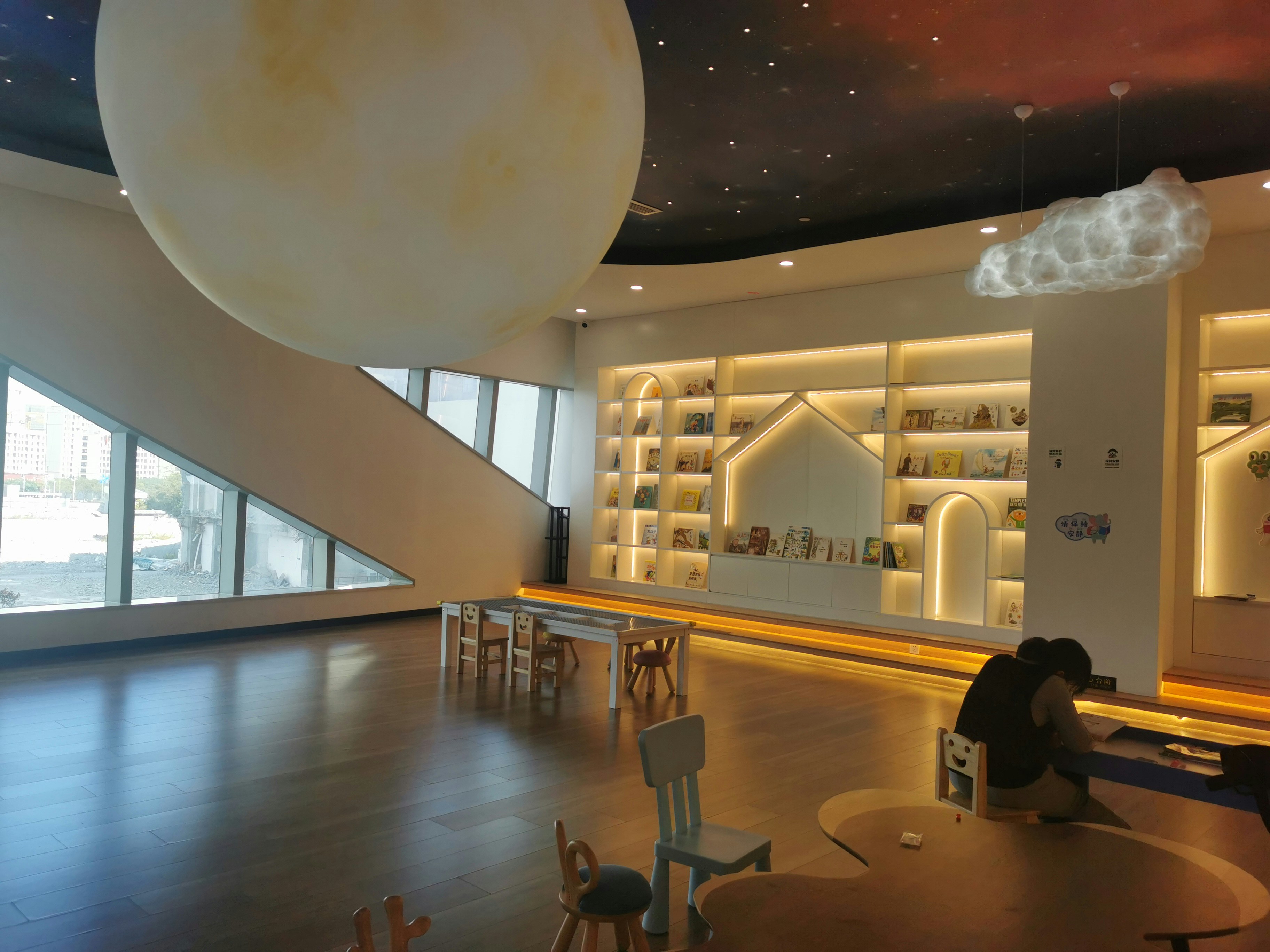 une personne assise à une table