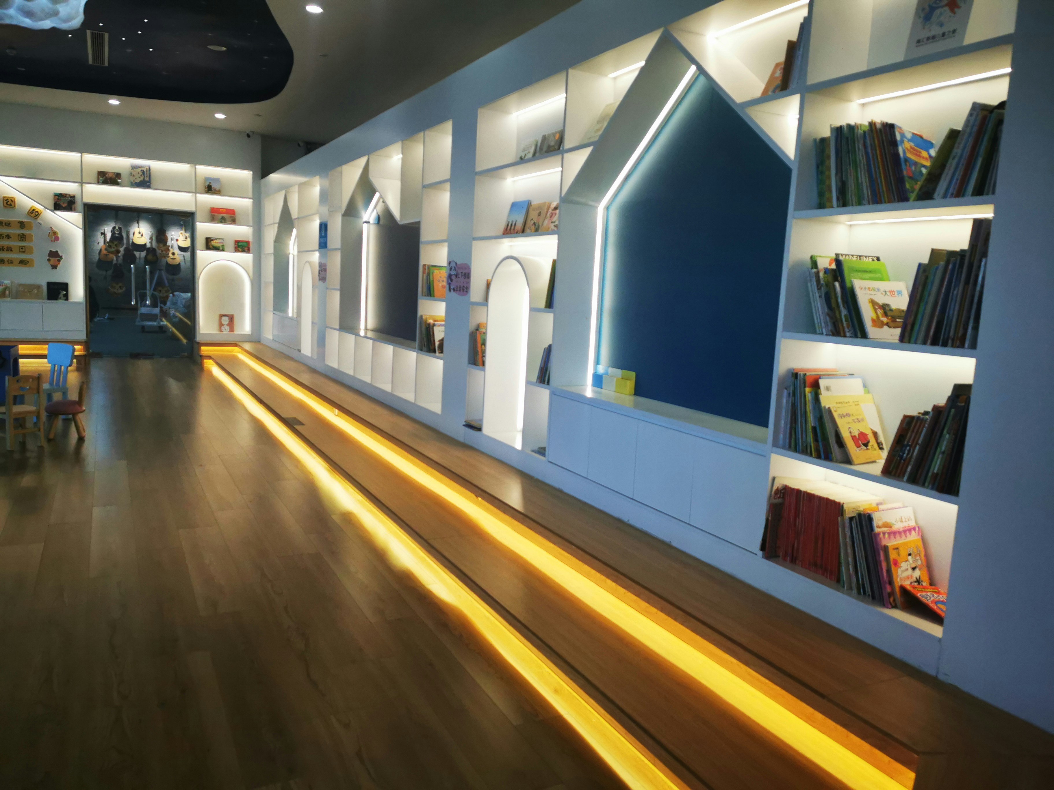 un long couloir avec des étagères