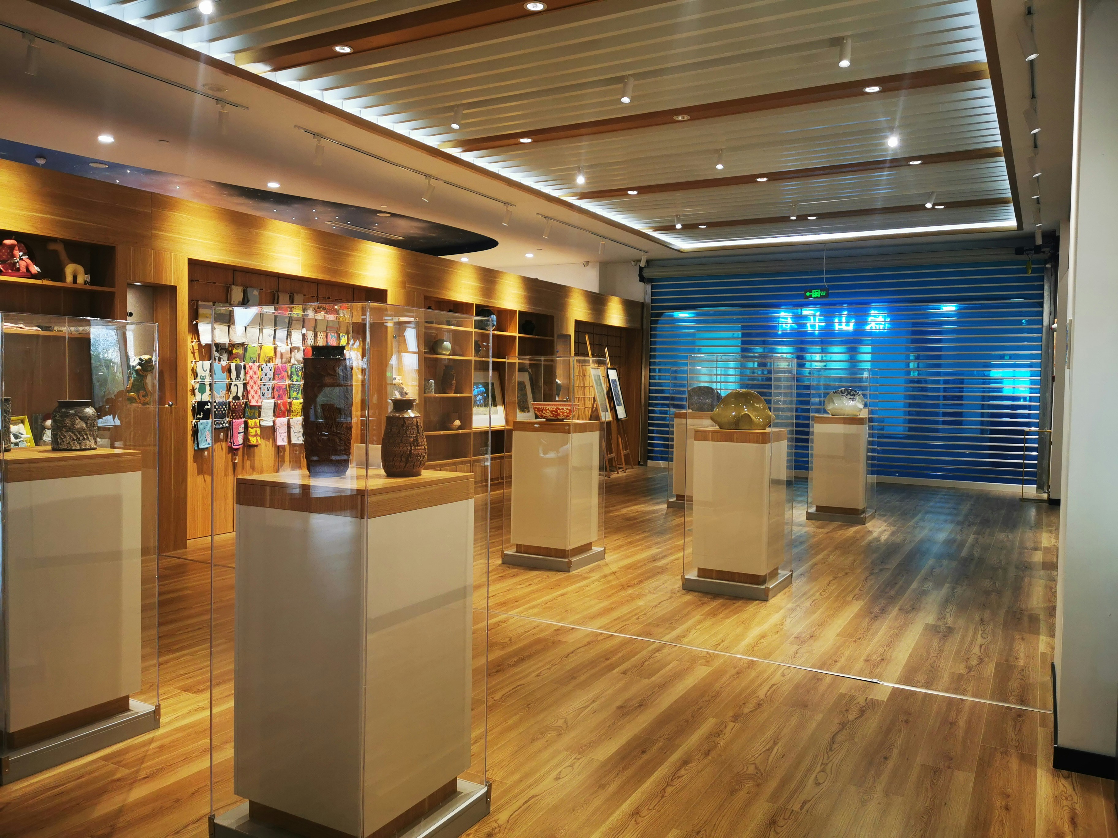 une salle avec un grand écran de planchers de verre et de bois