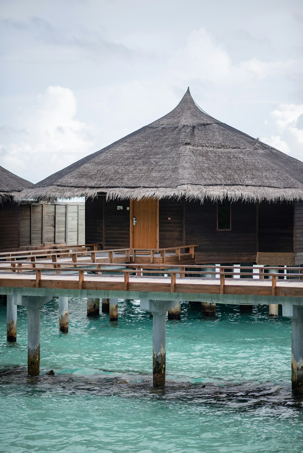 Ein Gebäude auf einem Dock über Wasser