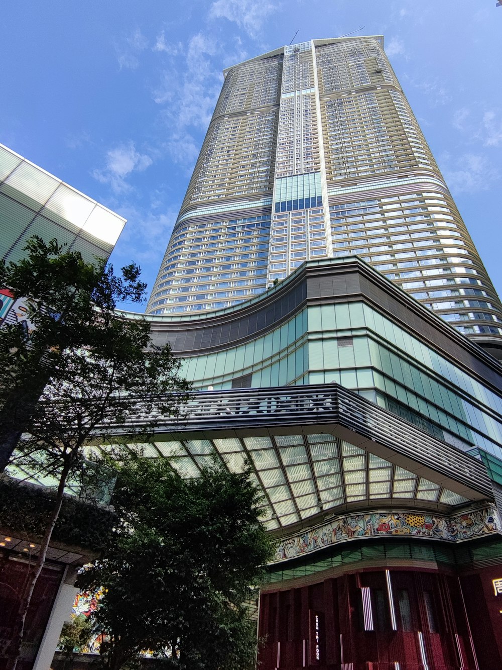 Un edificio alto con árboles frente a él