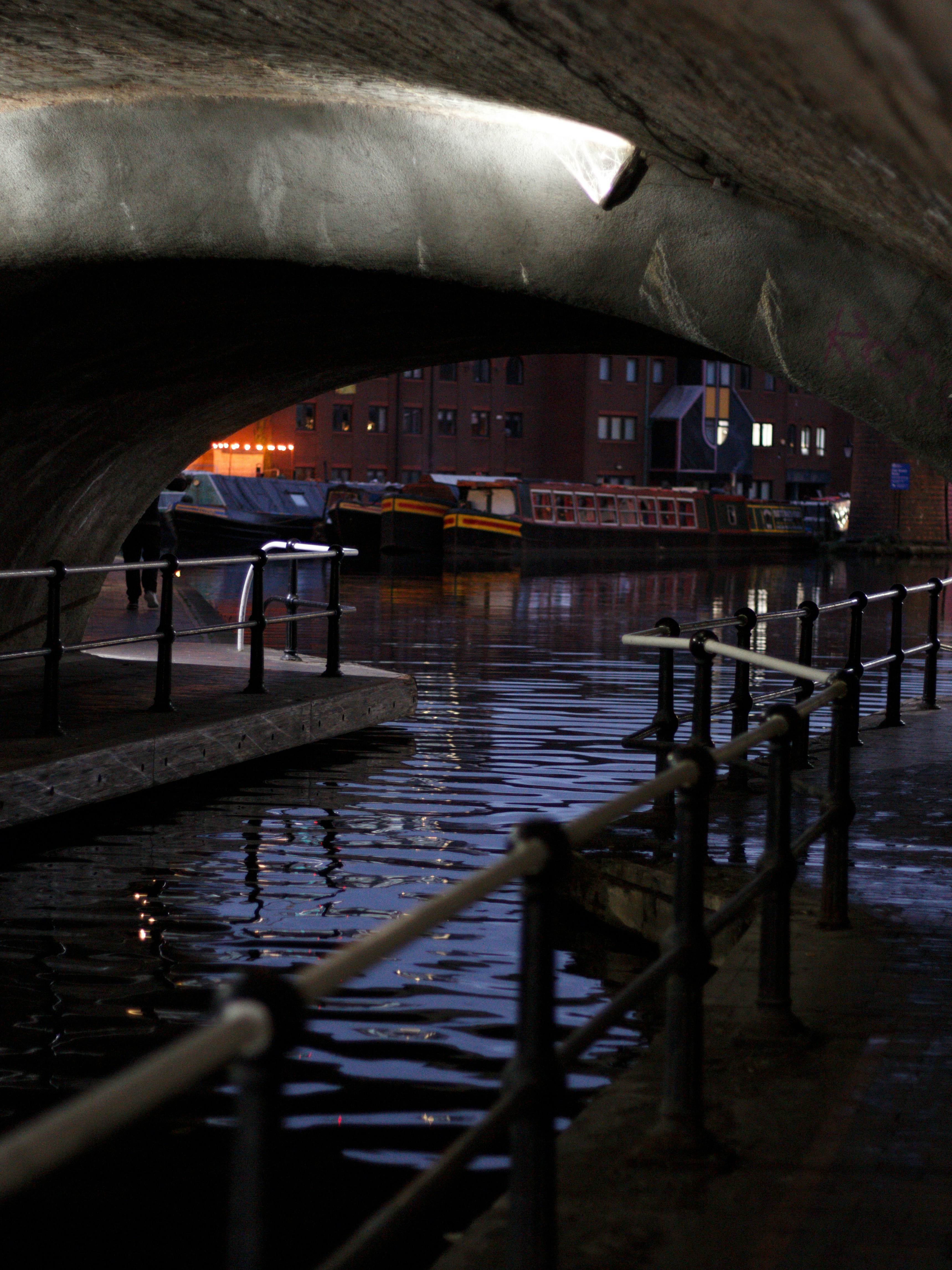 Ein Boot in einem Kanal