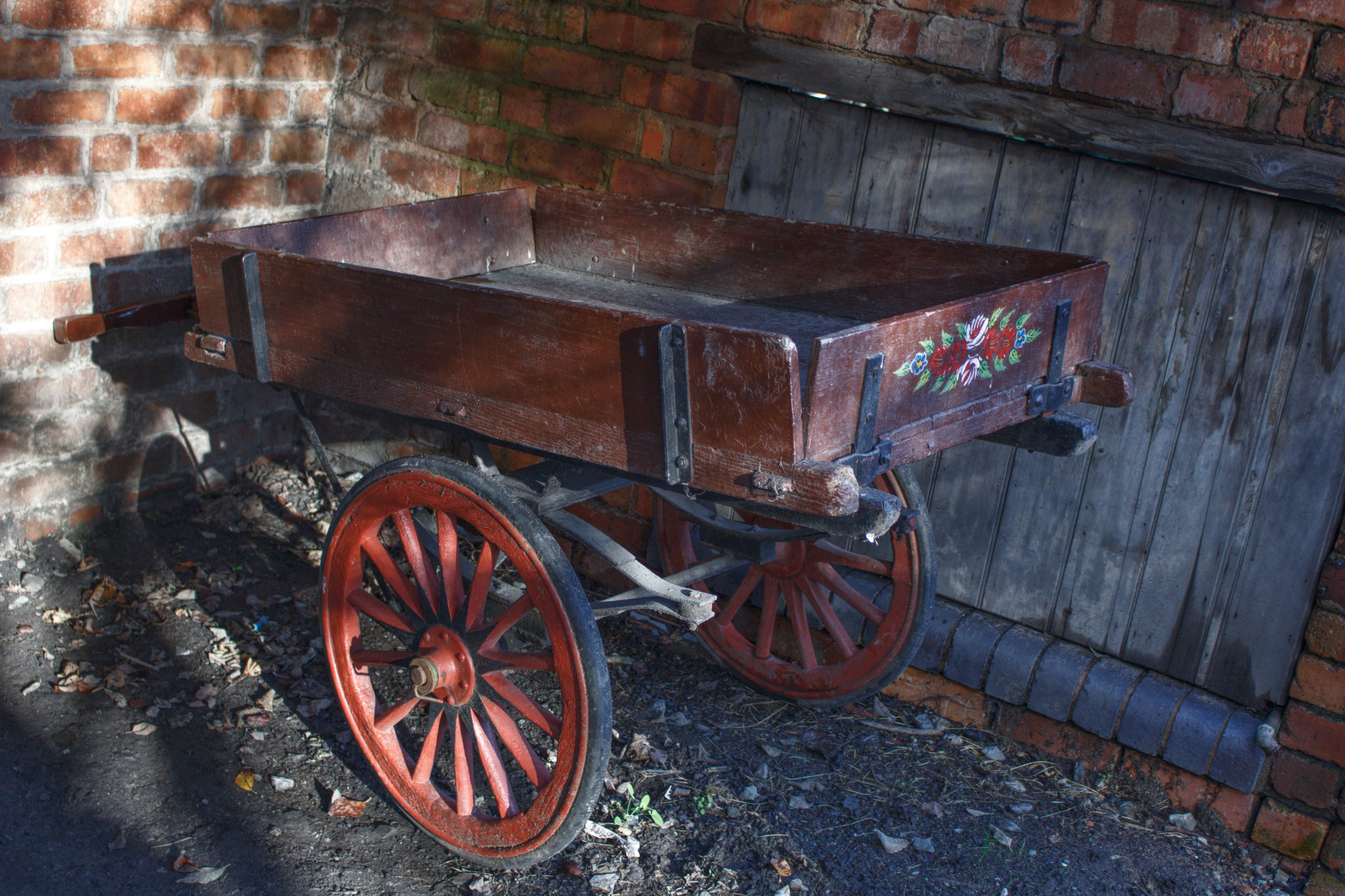 uma carruagem de madeira com rodas