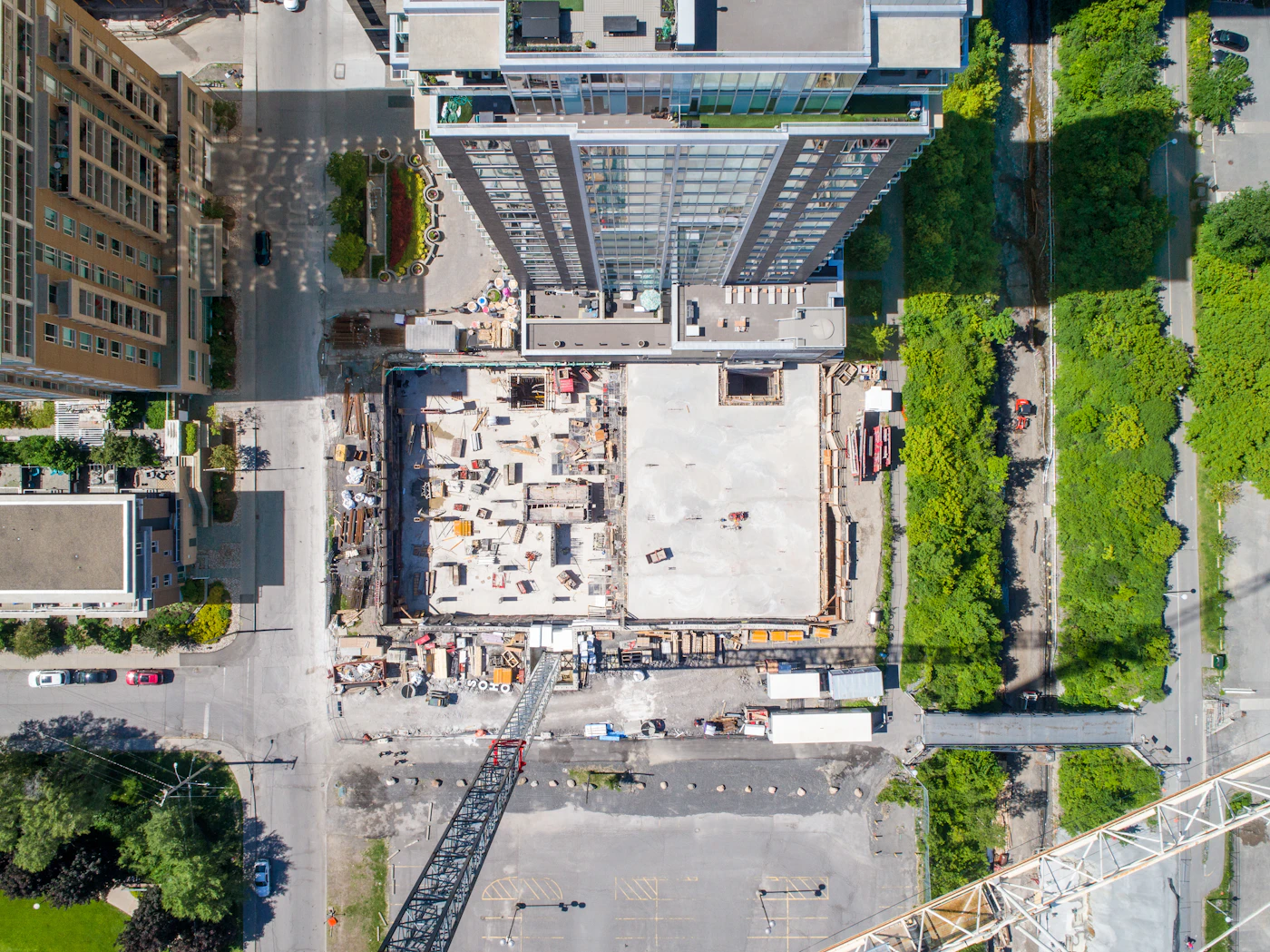 Bâtiment commercial en construction vu du ciel