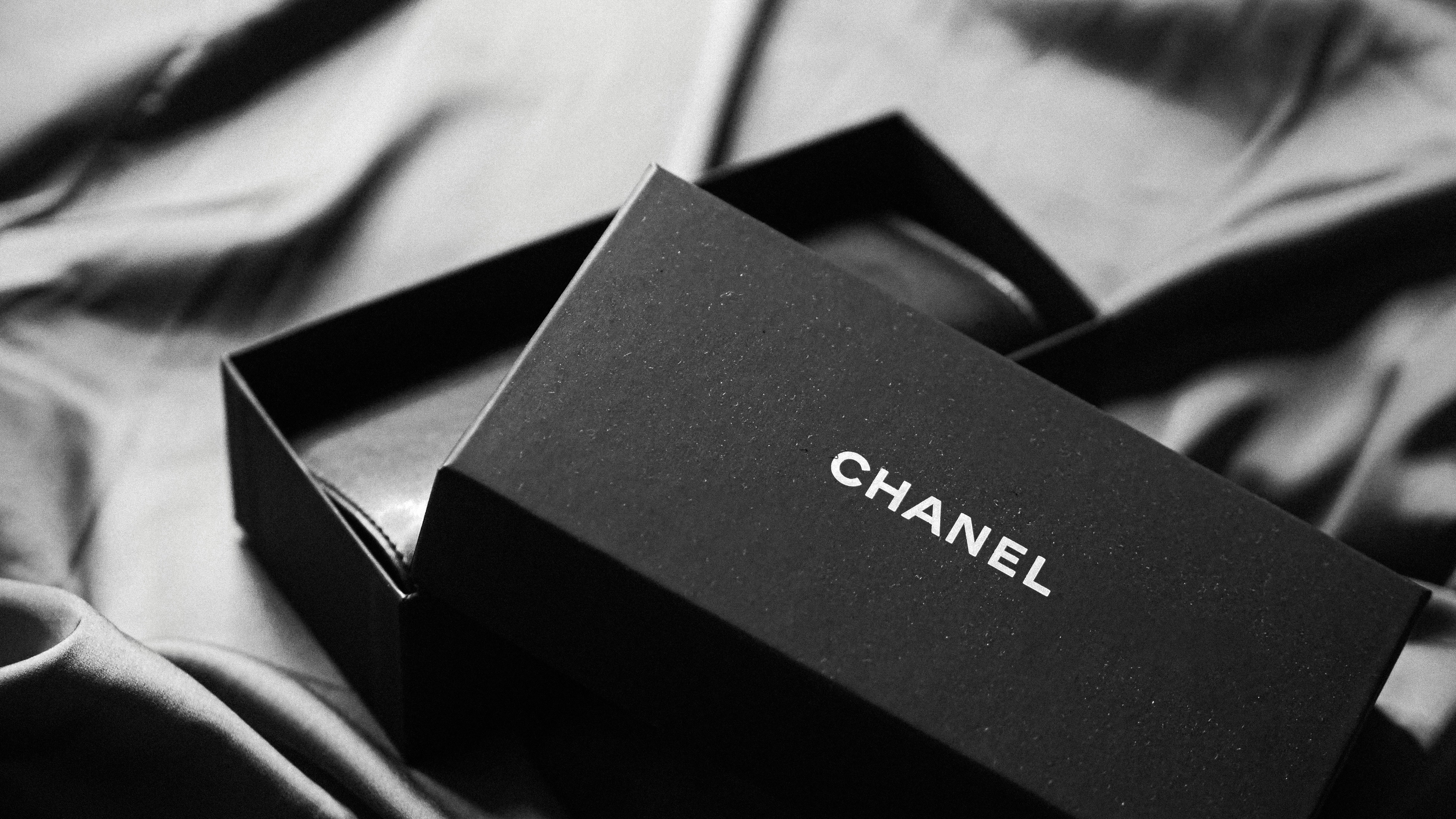 A black box with white text photo Free France Image on Unsplash