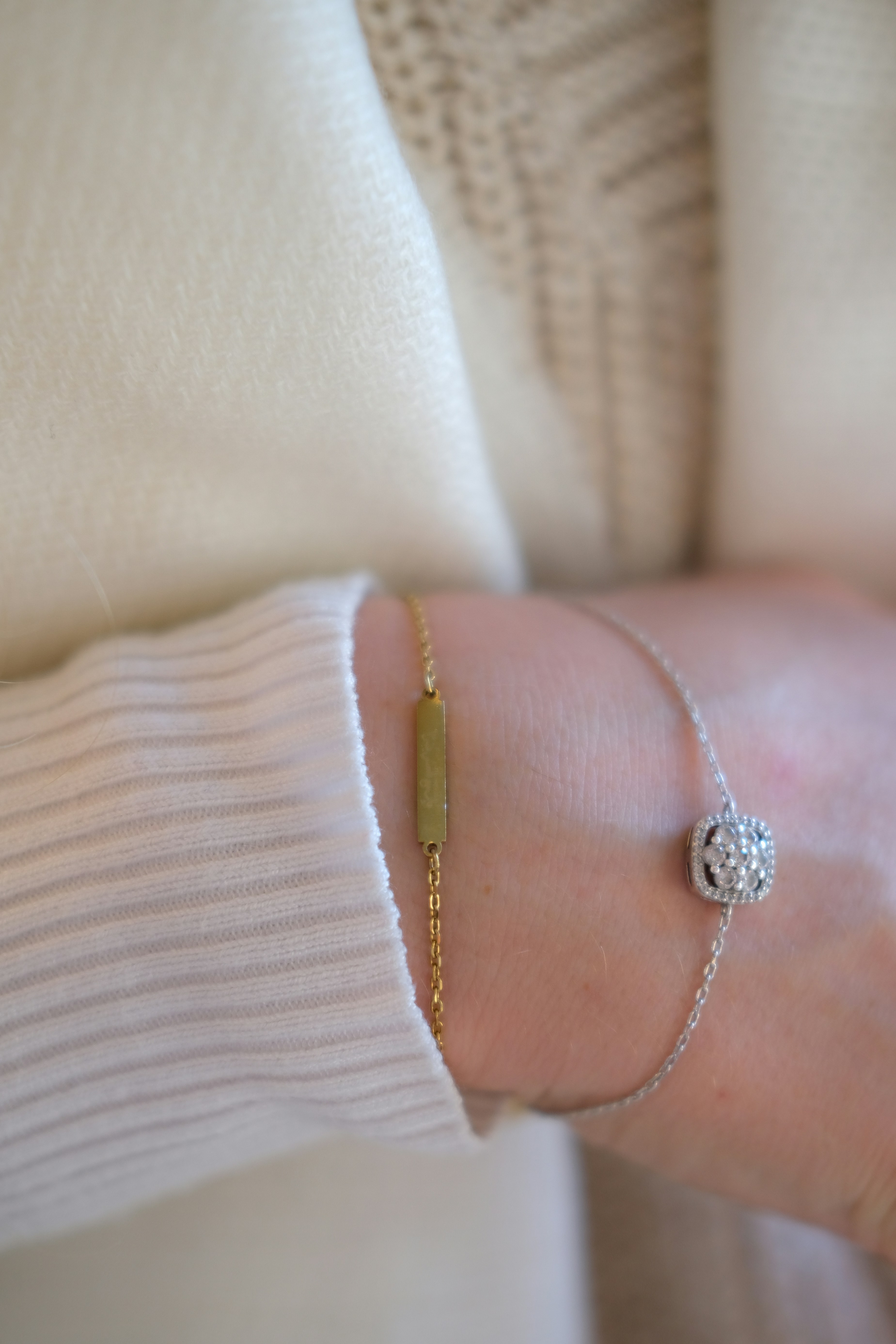 um close-up da pulseira de uma pessoa