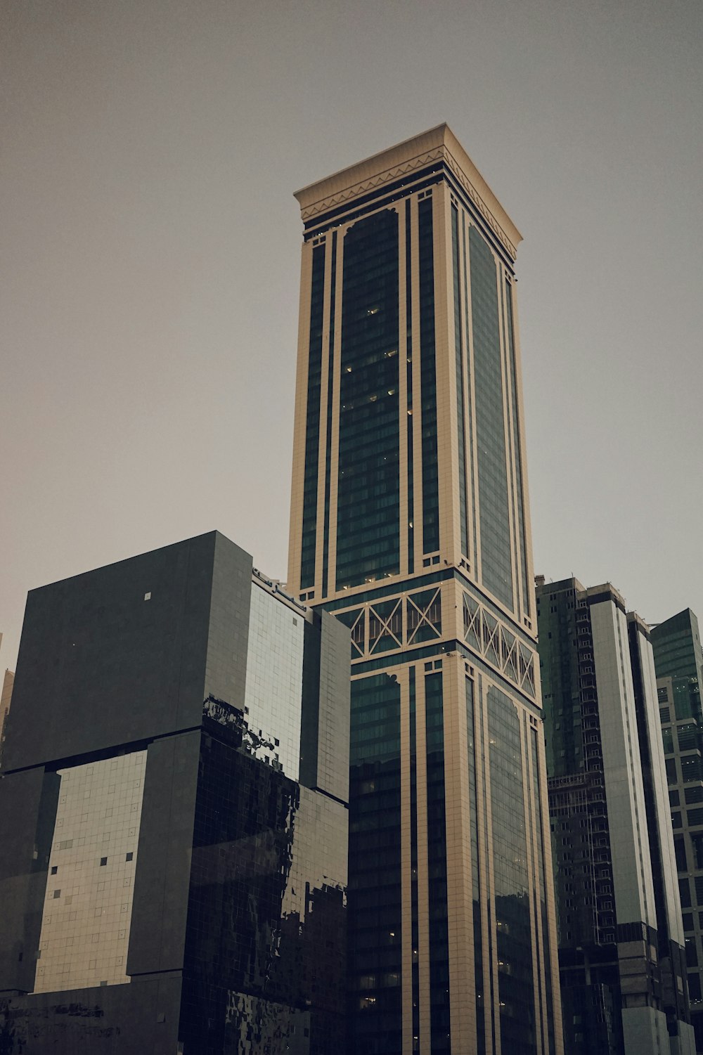 Un edificio alto con un marco de metal