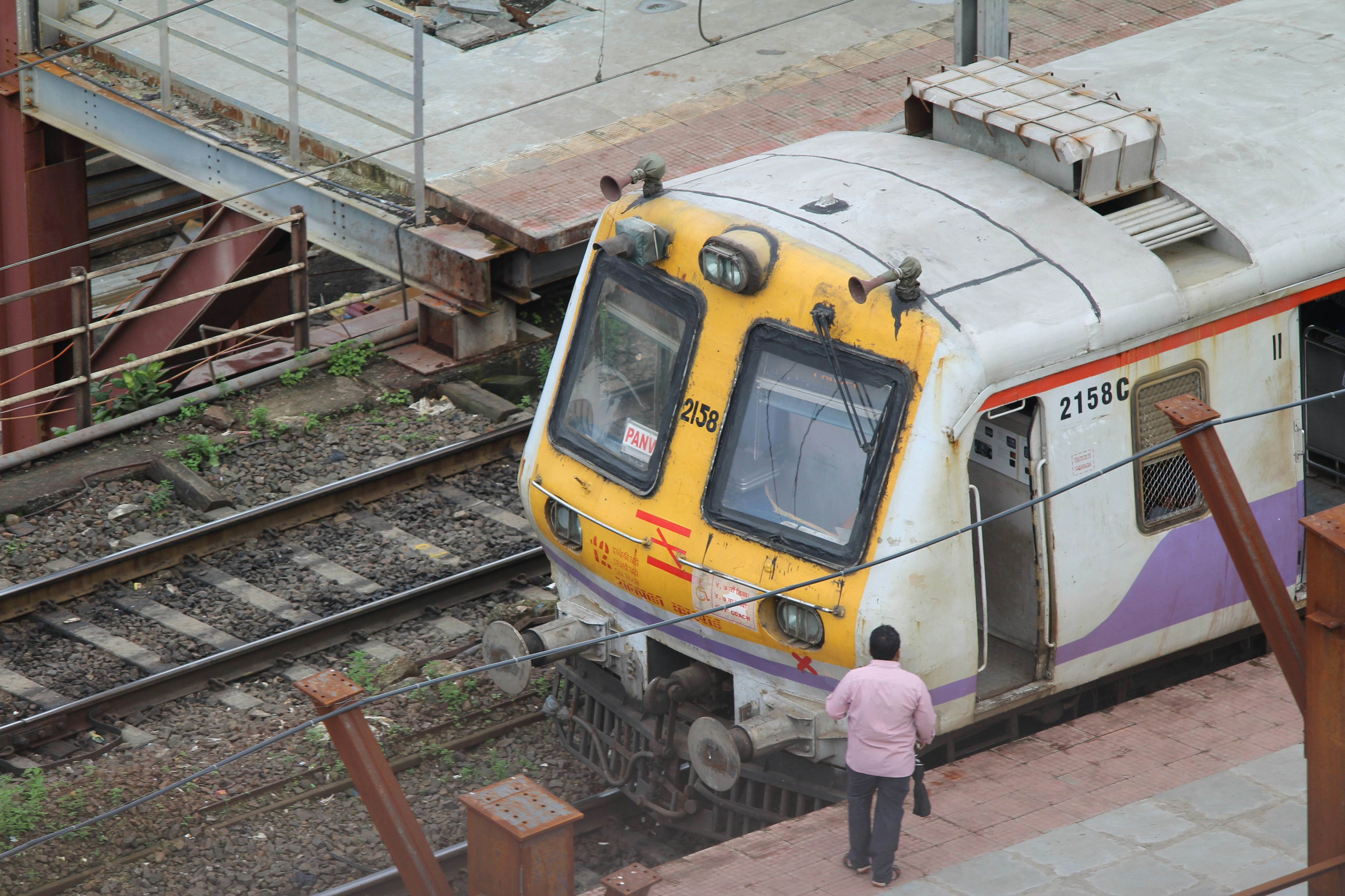 un tren en las vías del tren