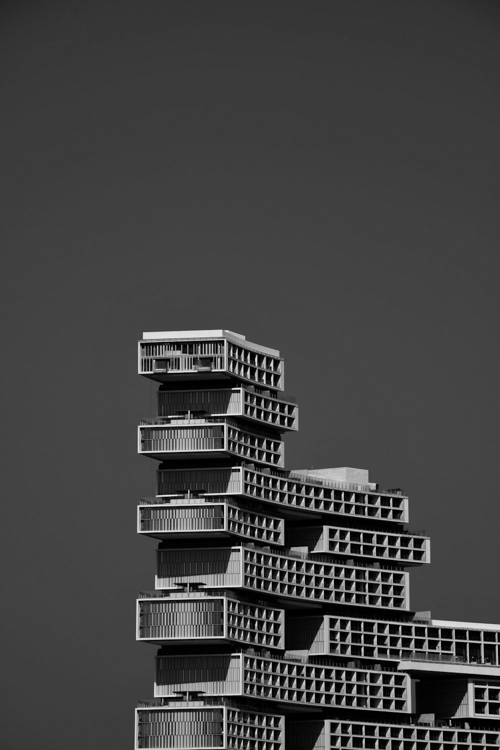 Un edificio con balcones