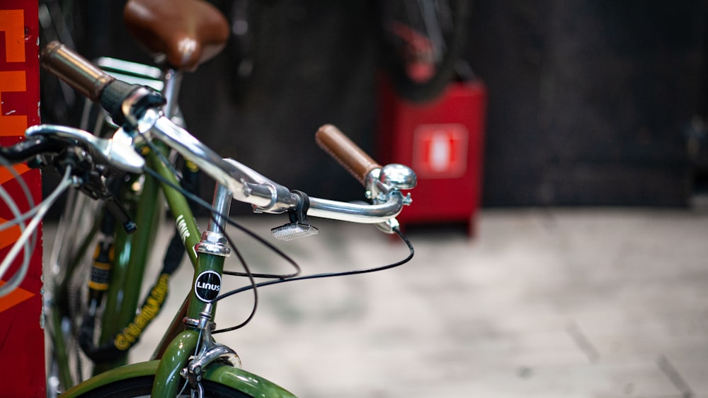 una bicicletta verde con un manubrio nero