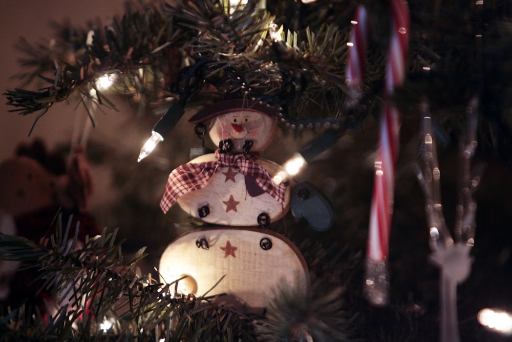 Un muñeco de nieve en un árbol