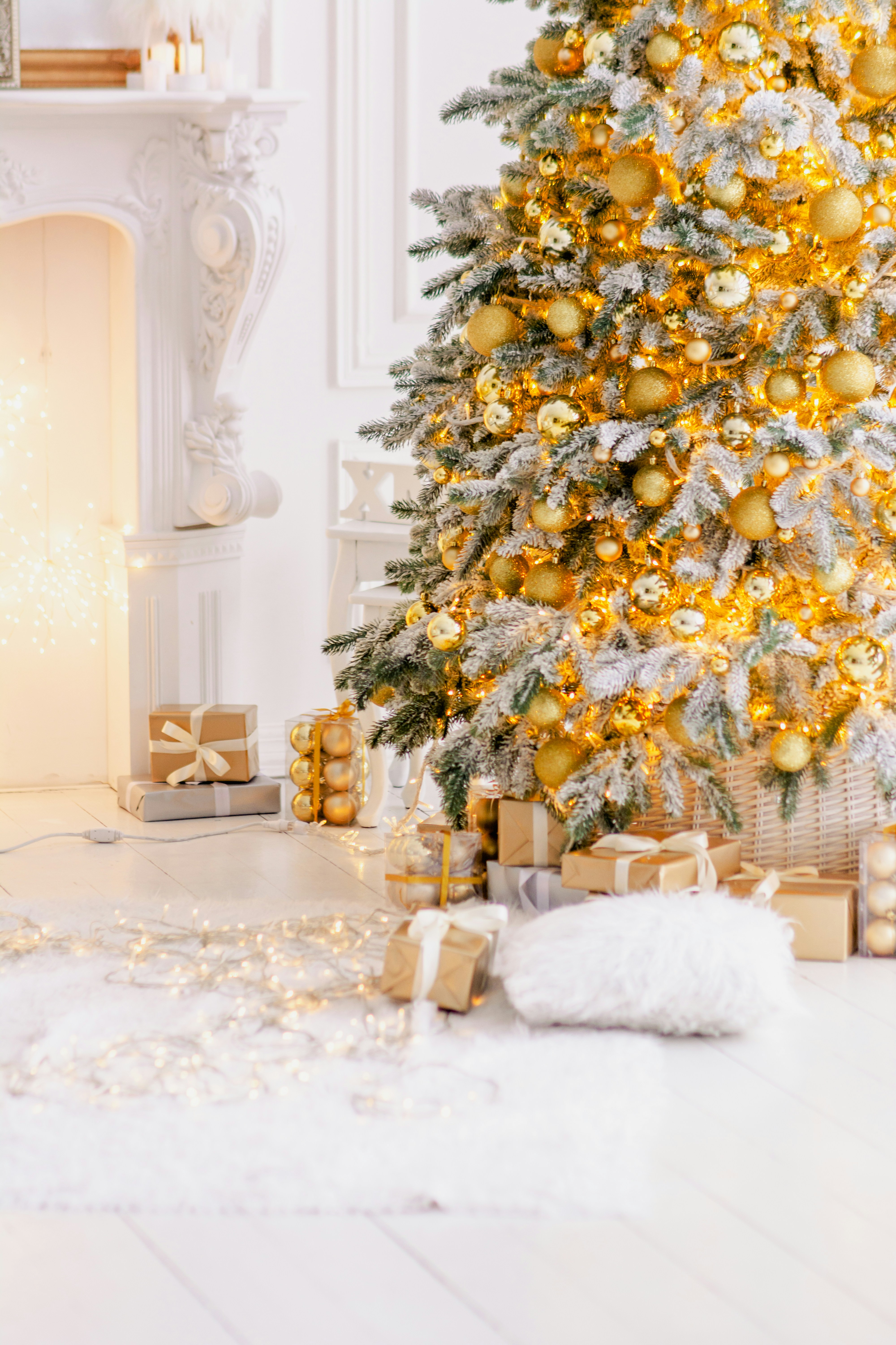 A christmas tree with presents underneath photo – Free Image on Unsplash, image size:3000x4500